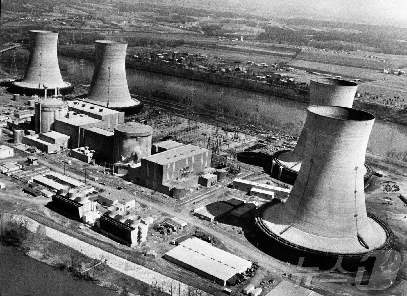 본문 이미지 - 1979년 3월 28일 원전 사고가 난 날의 스리마일섬 원전. 펜실베이니아주 미들타운 남쪽에 위치했다. ⓒ AFP=뉴스1