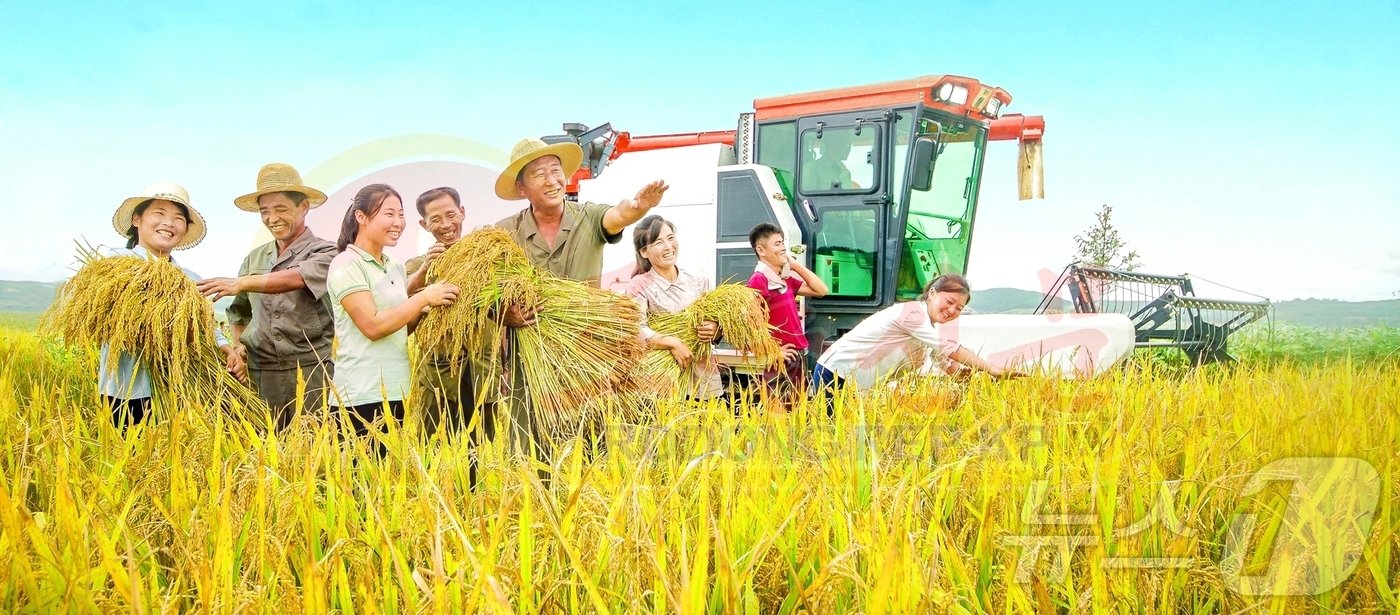 본문 이미지 - (평양 노동신문=뉴스1) = 북한 노동당 기관지 노동신문은 21일 "풍요한 사회주의 전야를 바라보며 기쁨에 넘쳐있는 농업근로자들＂이라고 선전하며 황해남도 농촌경리위원회 달천농장을 조명했다. [국내에서만 사용가능. 재배포 금지. DB 금지. For Use Only in the Republic of Korea. Redistribution Prohibited] rodongphoto@news1.kr