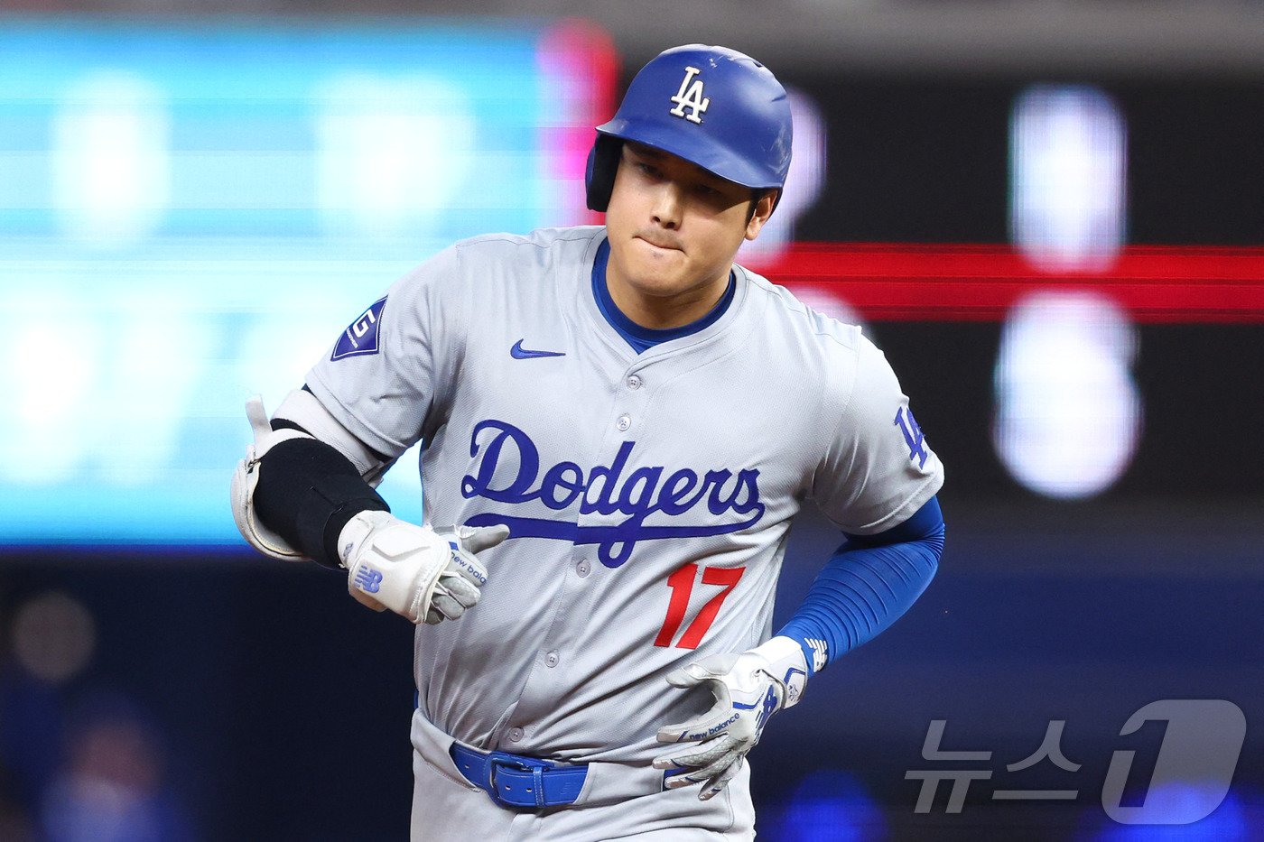 본문 이미지 - LA 다저스의 오타니 쇼헤이가 19일 &#40;현지시간&#41; 플로리다주 마이애미 론디포 파크에서 열린 MLB 마이애미 말린스와 경기서 MLB 최초로 한 시즌 50홈런-50도루 대기록을 세우는 50호 홈런을 친 뒤 베이스를 돌고 있다. 2024.09.21 ⓒ AFP=뉴스1 ⓒ News1 우동명 기자