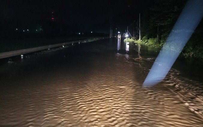 본문 이미지 - 집중호루 물에 잠긴 세종시 전동면 청미마을 앞 도로.  (세종시 제공) / 뉴스1