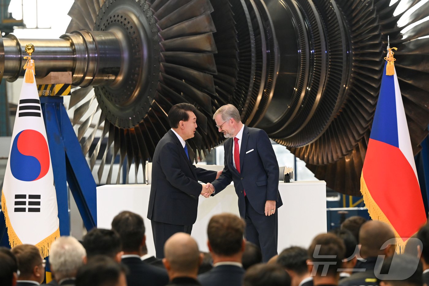 본문 이미지 - 윤석열 대통령이 20일&#40;현지시간&#41; 체코 플젠 산업단지 내 두산스코다파워 공장에서 원전 전주기 협력 협약식과 터빈 블레이드 서명식을 마친 뒤에서 페트로 피알라 체코 총리와 악수하고 있다. &#40;대통령실 제공&#41; 2024.9.21/뉴스1 ⓒ News1 송원영 기자