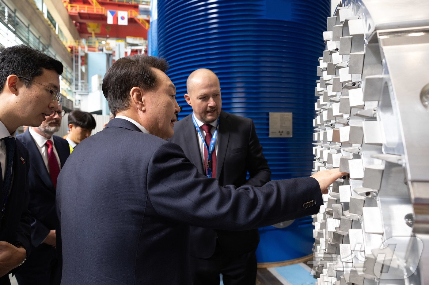 본문 이미지 - 윤석열 대통령이 20일&#40;현지시간&#41; 체코 플젠 산업단지 내 스코다JS 공장을 방문, 생산한 사용후 핵연료 저장용기 완제품을 살펴보고 있다. &#40;대통령실 제공&#41; 2024.9.21/뉴스1 ⓒ News1 송원영 기자