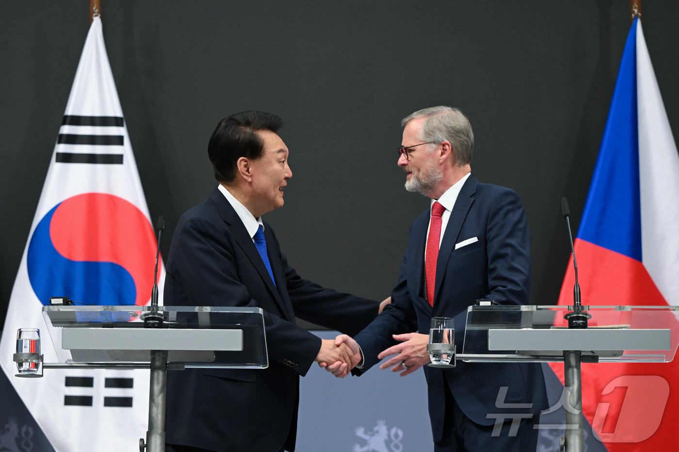 (서울=뉴스1) 송원영 기자 = 윤석열 대통령이 20일(현지시간) 프라하 체코 정부청사에서 한·체코 공동언론발표를 마치고 페트르 피알라 체코 총리와 악수하고 있다. (대통령실 제공 …