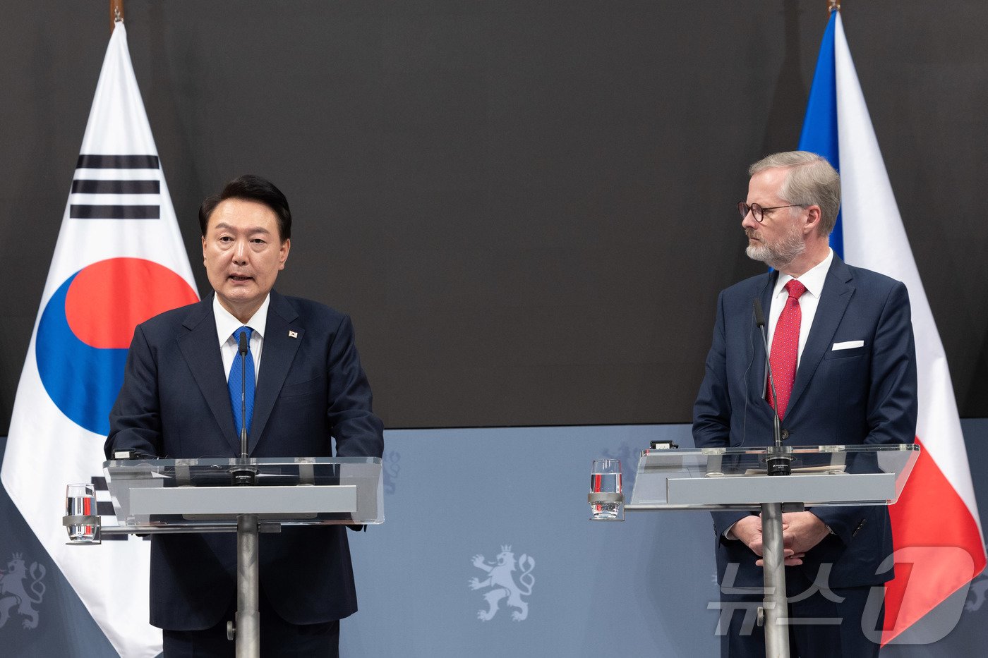 본문 이미지 - 윤석열 대통령이 20일(현지시간) 프라하 체코 정부청사에서 페트르 피알라 체코 총리와 한·체코 공동언론발표를 하고 있다. (대통령실 제공) 2024.9.21/뉴스1 ⓒ News1 송원영 기자