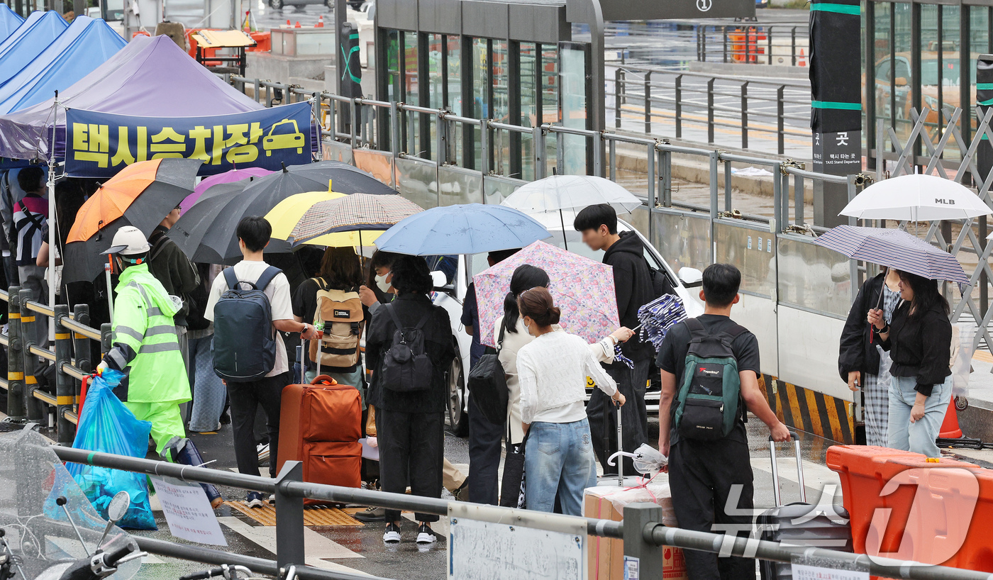 (서울=뉴스1) 장수영 기자 = 전국에 집중호우가 이어지고 있는 21일 서울 중구 서울역에서 우산을 쓴 시민들이 길을 걷고 있다. 2024.9.21/뉴스1