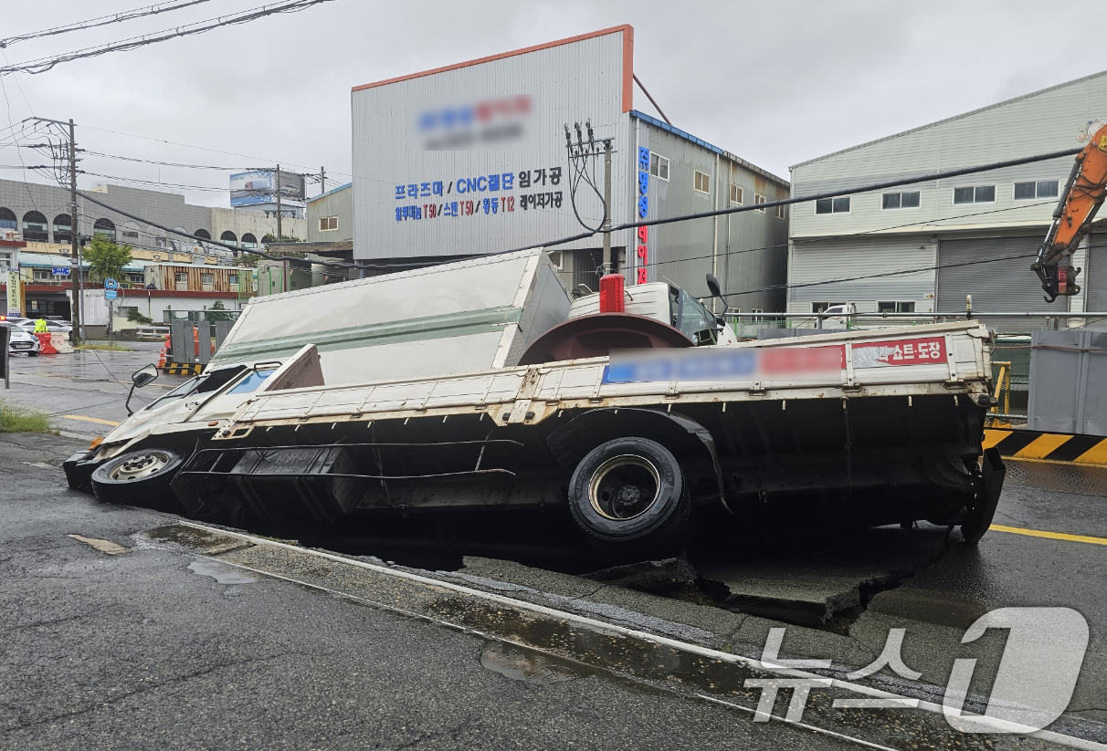 (부산=뉴스1) 윤일지 기자 = 21일 오전 8시45분께 부산 사상구 한 도로에서 가로 10m, 세로 5m, 깊이 8m 가량의 대형 땅꺼짐 현상(싱크홀)이 발생해 도로에서 배수 지 …