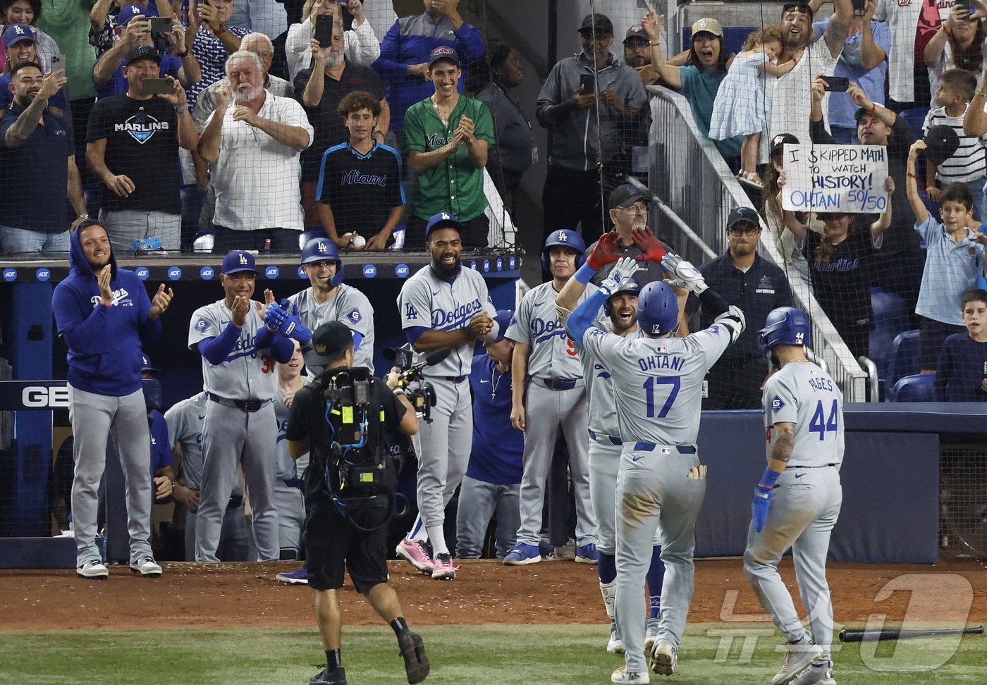 LA 다저스의 오타니 쇼헤이가 19일 &#40;현지시간&#41; 플로리다주 마이애미 론디포 파크에서 열린 MLB 마이애미 말린스와 경기서 MLB 최초로 한 시즌 50홈런-50도루 대기록을 세운 뒤 동료들의 축하를 받고 있다. 2024.09.21 ⓒ 로이터=뉴스1 ⓒ News1 우동명 기자