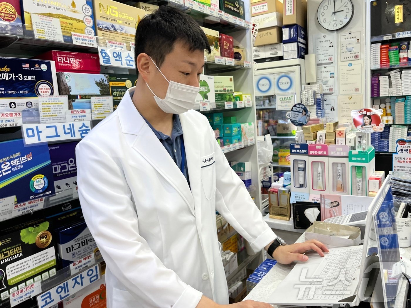 본문 이미지 - 20일 오후 서울 관악구 대학동 종로늘푸른약국에서 약사 배수성 씨가 약 재고를 확인하고 있다. 2024.09.20/뉴스1