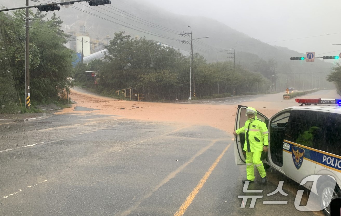 본문 이미지 - 21일 오전 부산 강서구 한 도로가 집중호우로 인해 물에 잠겨 있다. (부산소방재난본부 제공) 2024.9.21/뉴스1 ⓒ News1 윤일지 기자