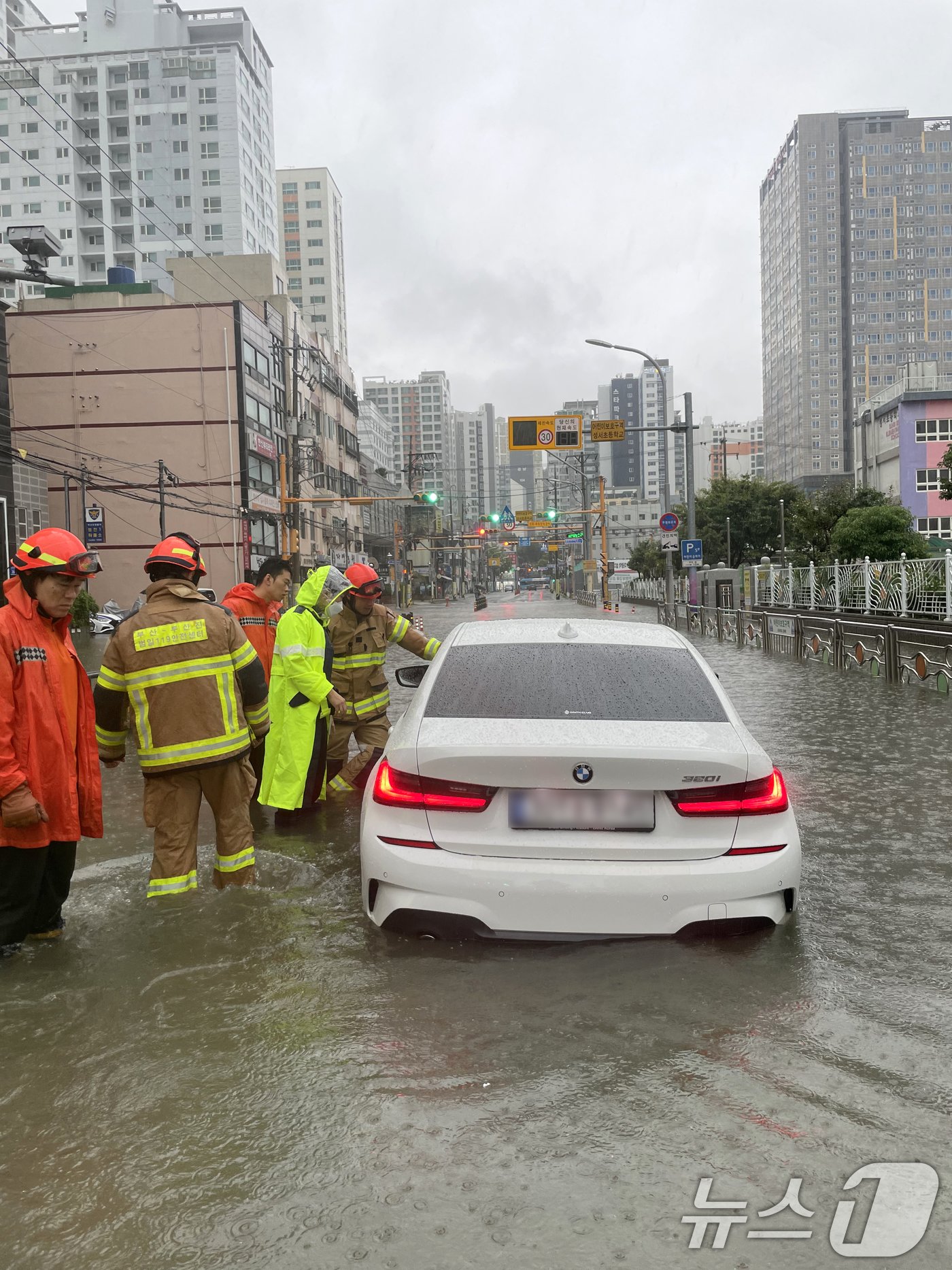 본문 이미지 - 21일 오전 부산 부산진구 한 도로가 집중호우로 인해 물에 잠겨 있다. (부산소방재난본부 제공) 2024.9.21/뉴스1 ⓒ News1 윤일지 기자