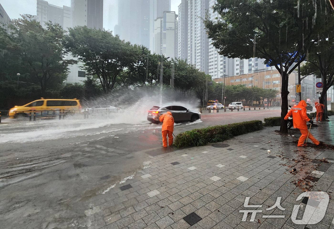 본문 이미지 - 21일 오전 부산 해운대구 한 도로가 집중호우로 인해 침수돼 소방대원들이 배수작업을 벌이고 있다. (부산소방재난본부 제공) 2024.9.21/뉴스1 ⓒ News1 윤일지 기자