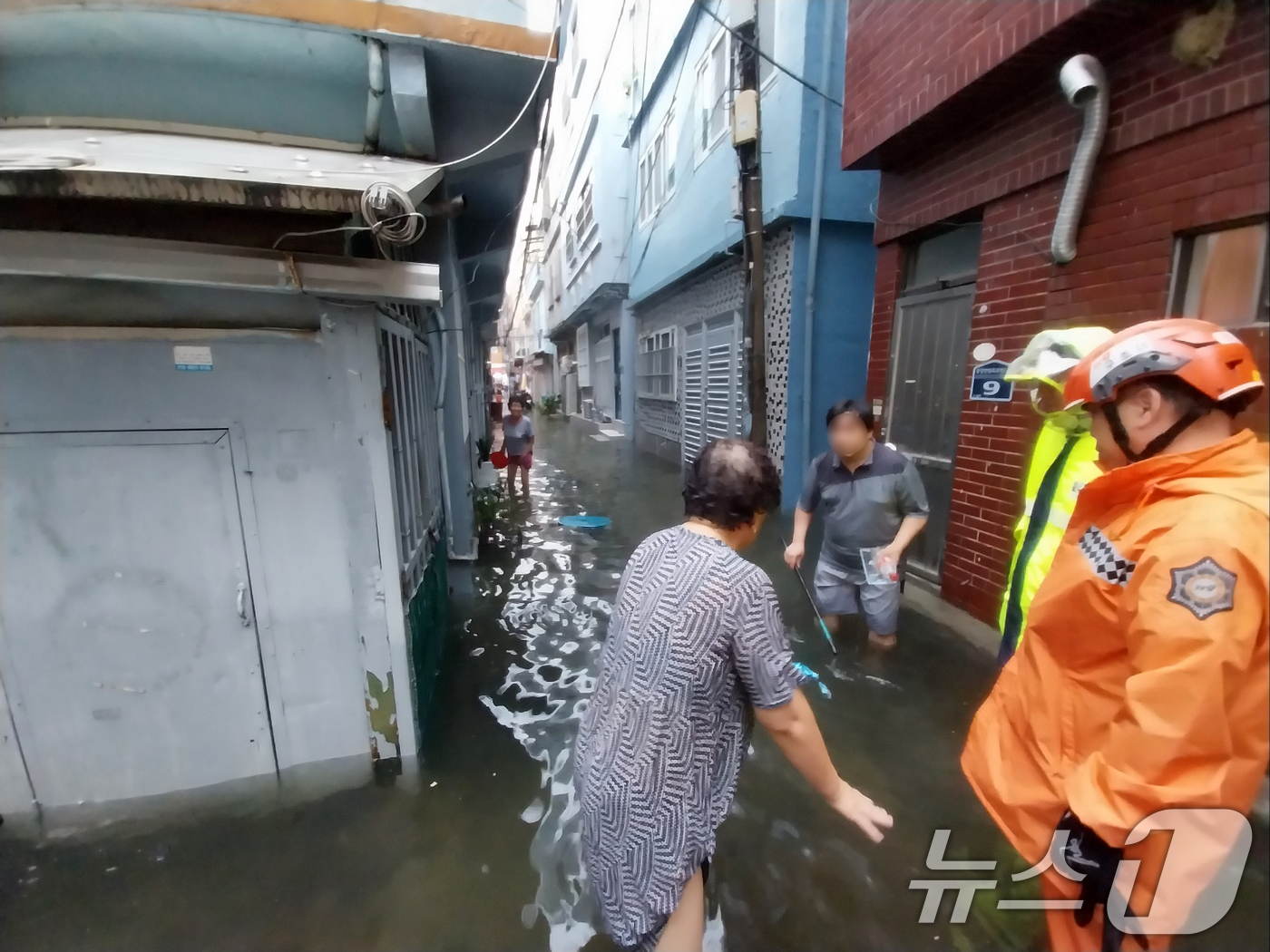 (부산=뉴스1) 윤일지 기자 = 21일 오전 부산 부산진구 한 주택가 골목이 집중호우로 인해 물에 잠겨 있다. (부산소방재난본부 제공) 2024.9.21/뉴스1