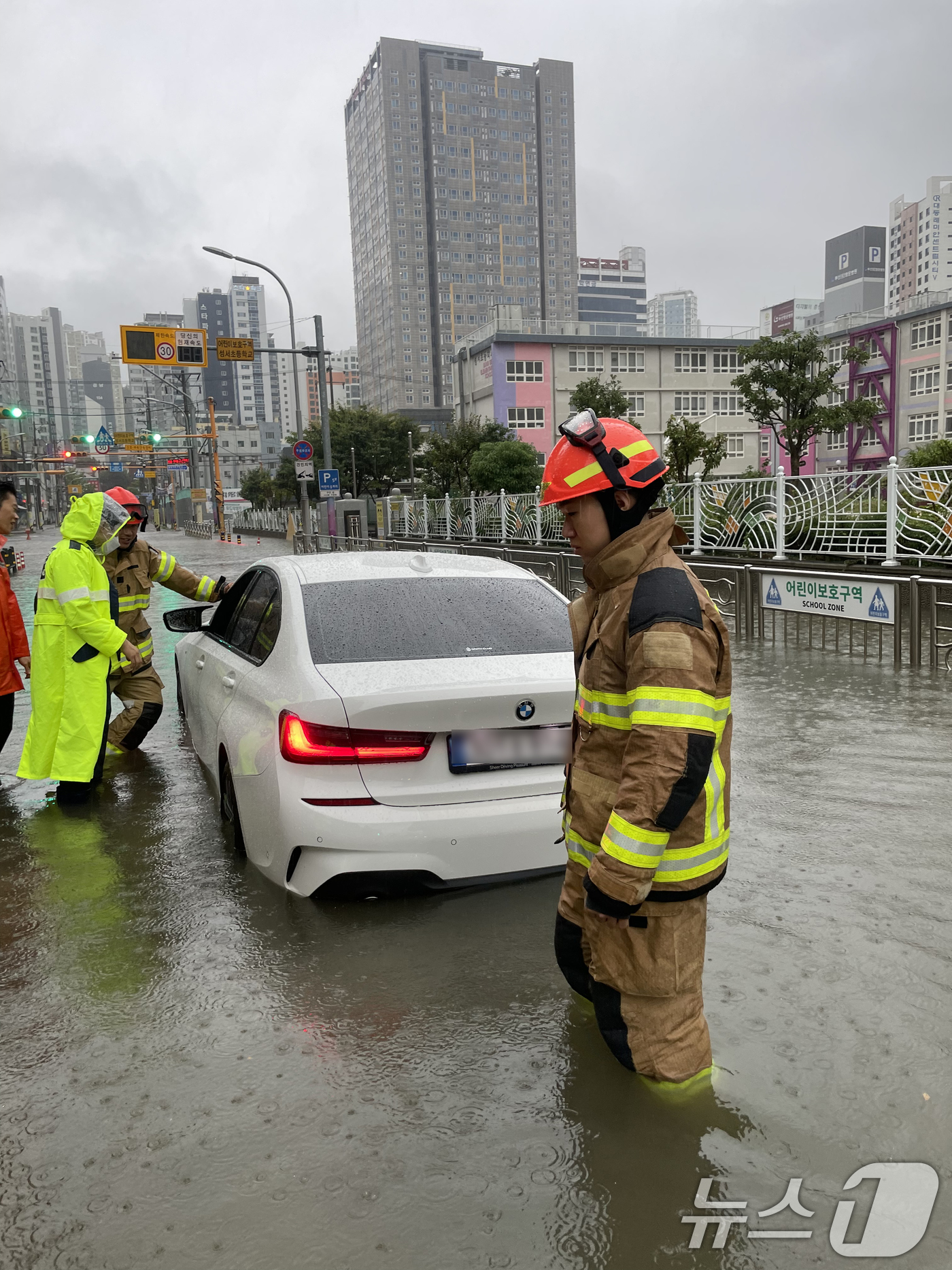 (부산=뉴스1) 윤일지 기자 = 21일 오전 부산 부산진구 한 도로가 집중호우로 인해 물에 잠겨 있다. (부산소방재난본부 제공) 2024.9.21/뉴스1