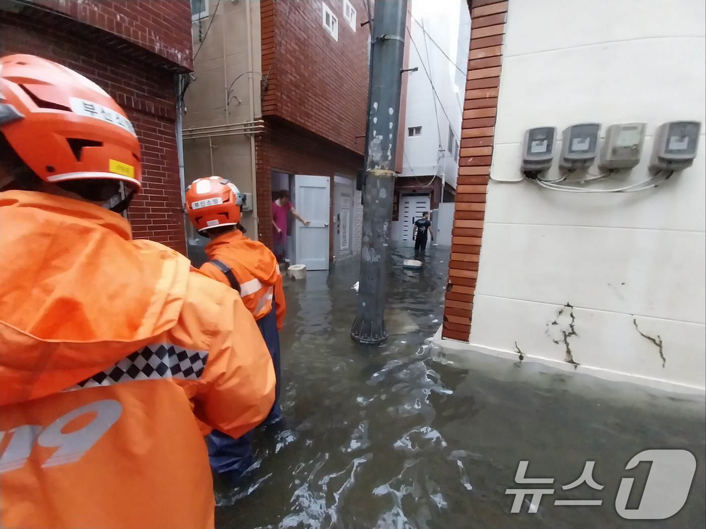 (부산=뉴스1) 윤일지 기자 = 21일 오전 부산 부산진구 한 주택가 골목이 집중호우로 인해 물에 잠겨 있다. (부산소방재난본부 제공) 2024.9.21/뉴스1