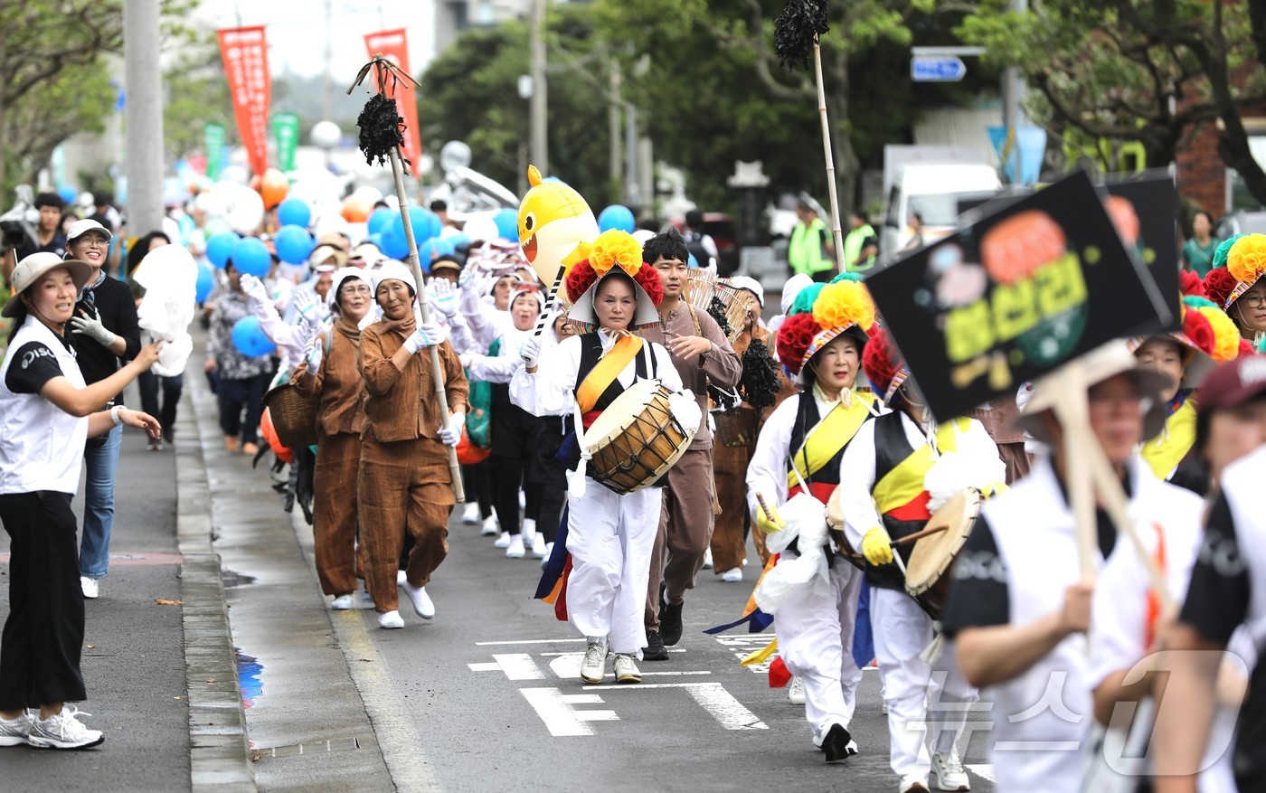 (제주=뉴스1) 강승남 기자 = 21일 오전 제주시 구좌읍 제주해녀박물관 일대에서 열린 제17회 제주해녀축제에서 제주해녀들이 거리 퍼레이드를 하고 있다. 2024.9.21/뉴스1