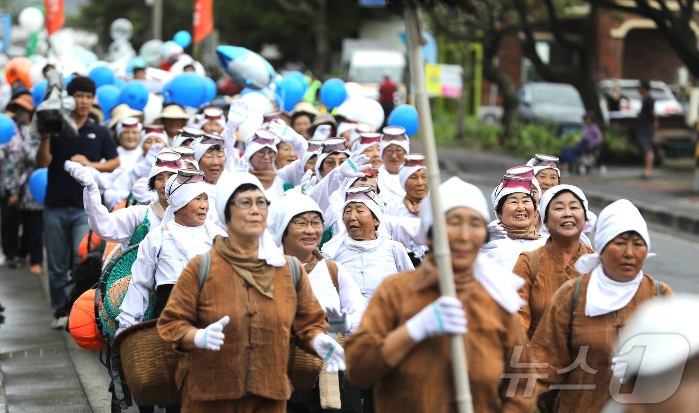 지난달 21일 오전 제주시 구좌읍 제주해녀박물관 일대에서 열린 제17회 제주해녀축제에서 제주해녀들이 거리 퍼레이드를 하고 있다. 2024.9.21/뉴스1 ⓒ News1 강승남 기자