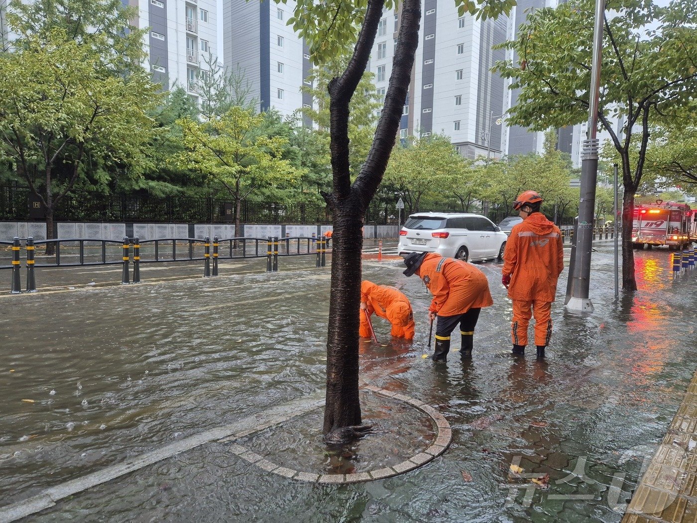 21일 양산시 물금읍 증산리 일대 도로가 침수된 가운데 소방대원들이 배수 작업을 실시하고 있다.&#40;경남소방본부 제공&#41;