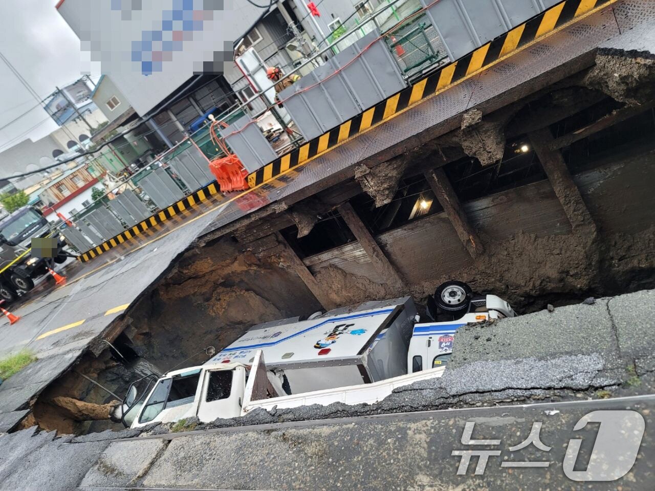 본문 이미지 - 21일 오전 부산 사상구 한 도로에서 가로 10m, 세로 5m, 깊이 8m 가량의 대형 땅꺼짐 현상(싱크홀)이 발생해 도로에서 배수 지원을 하던 삼락119안전센터 배수 차량과 5톤 트럭이 빠져있다. (부산경찰청 제공) 2024.9.21/뉴스1 ⓒ News1 윤일지 기자