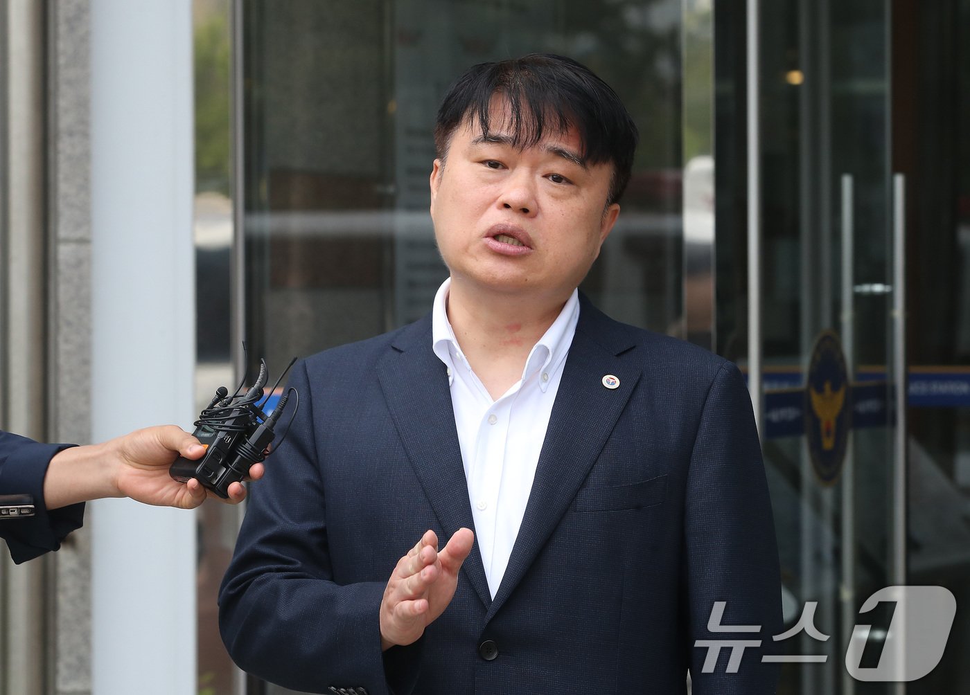 본문 이미지 - 임현택 대한의사협회 회장이 21일 서울 성북경찰서에서 의료계 집단행동에 동참하지 않은 의사·의대생의 신상 정보가 담긴 블랙리스트를 작성 혐의로 구속된 전공의 면회를 마치고 취재진의 질문에 답하고 있다. 2024.9.21/뉴스1 ⓒ News1 임세영 기자