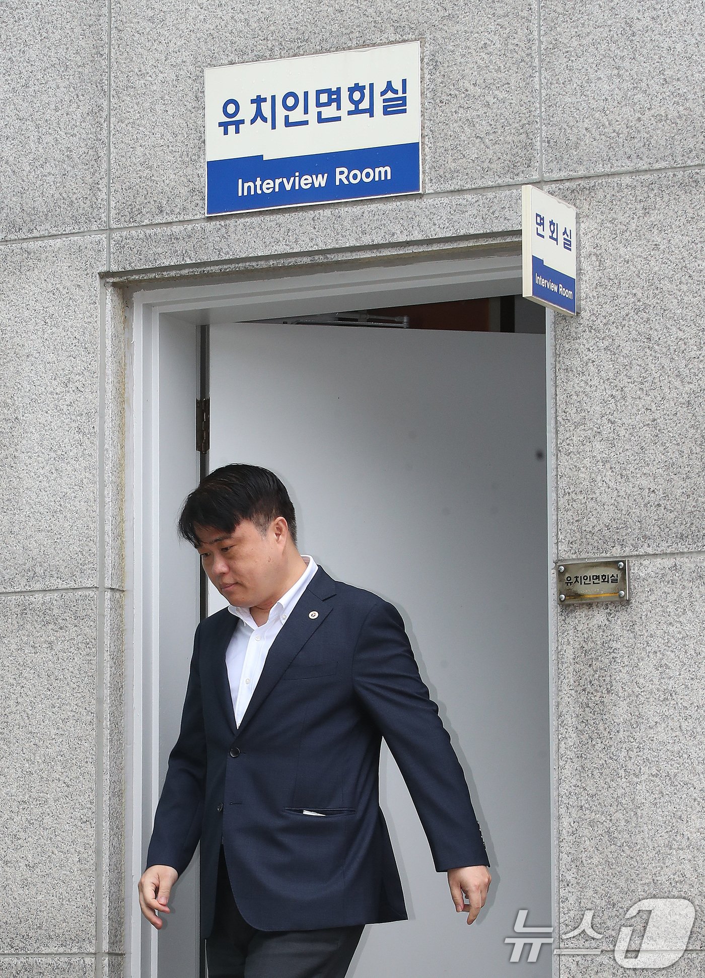 본문 이미지 - 임현택 대한의사협회 회장이 21일 서울 성북경찰서에서 의료계 집단행동에 동참하지 않은 의사·의대생의 신상 정보가 담긴 블랙리스트를 작성 혐의로 구속된 전공의 면회를 마치고 나서고 있다. 2024.9.21/뉴스1 ⓒ News1 임세영 기자