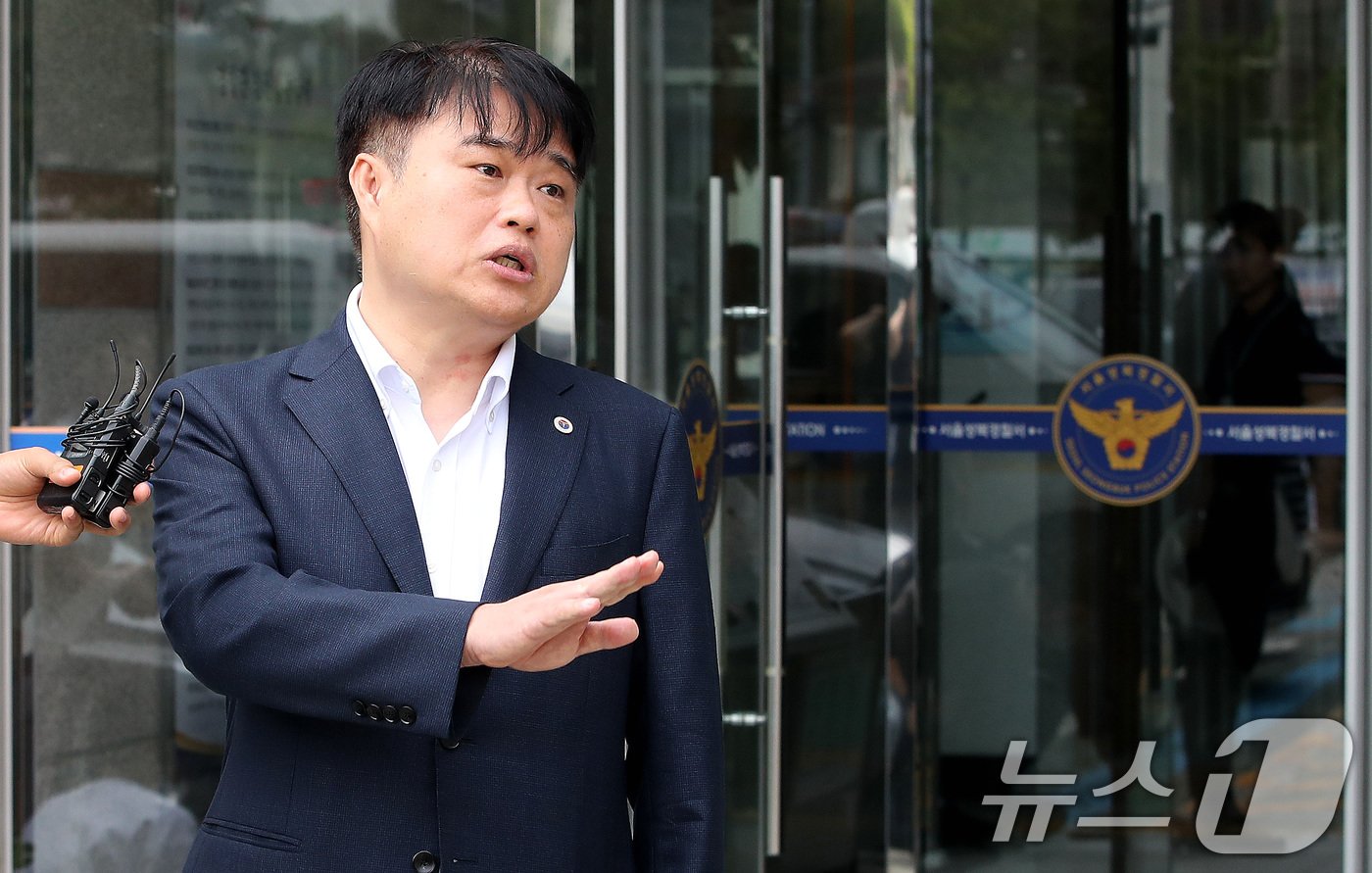 본문 이미지 - 임현택 대한의사협회 회장이 21일 서울 성북경찰서에서 의료계 집단행동에 동참하지 않은 의사·의대생의 신상 정보가 담긴 블랙리스트를 작성 혐의로 구속된 전공의 면회를 마치고 취재진의 질문에 답하고 있다. 2024.9.21/뉴스1 ⓒ News1 임세영 기자