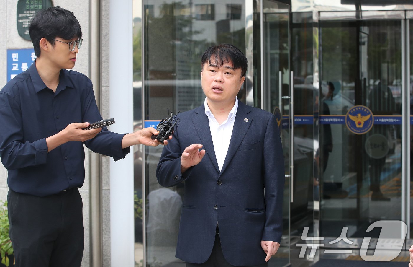 본문 이미지 - 임현택 대한의사협회 회장이 21일 서울 성북경찰서에서 의료계 집단행동에 동참하지 않은 의사·의대생의 신상 정보가 담긴 블랙리스트를 작성 혐의로 구속된 전공의 면회를 마치고 취재진의 질문에 답하고 있다. 2024.9.21/뉴스1 ⓒ News1 임세영 기자