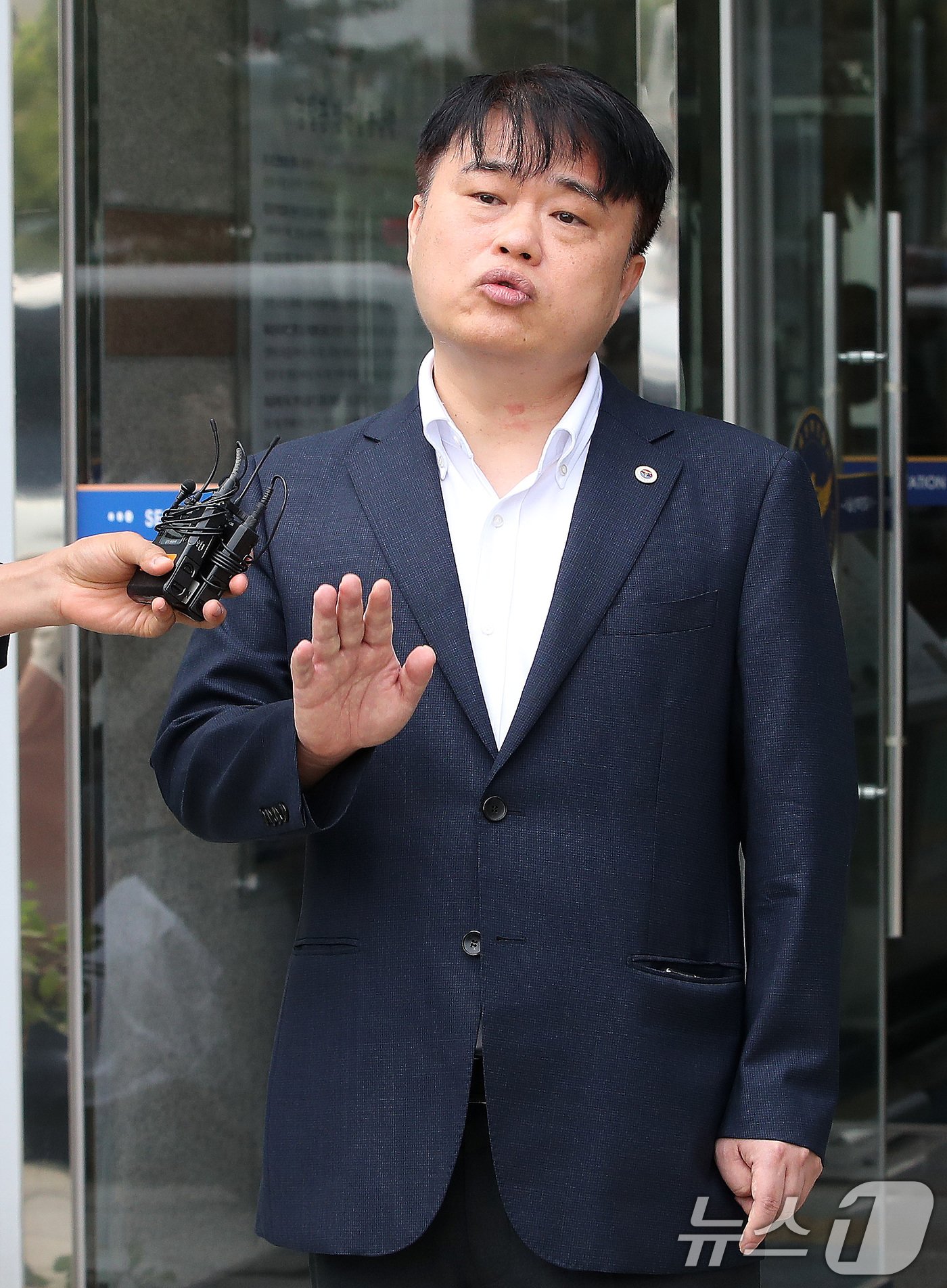 본문 이미지 - 임현택 대한의사협회 회장이 21일 서울 성북경찰서에서 의료계 집단행동에 동참하지 않은 의사·의대생의 신상 정보가 담긴 블랙리스트를 작성 혐의로 구속된 전공의 면회를 마치고 취재진의 질문에 답하고 있다. 2024.9.21/뉴스1 ⓒ News1 임세영 기자