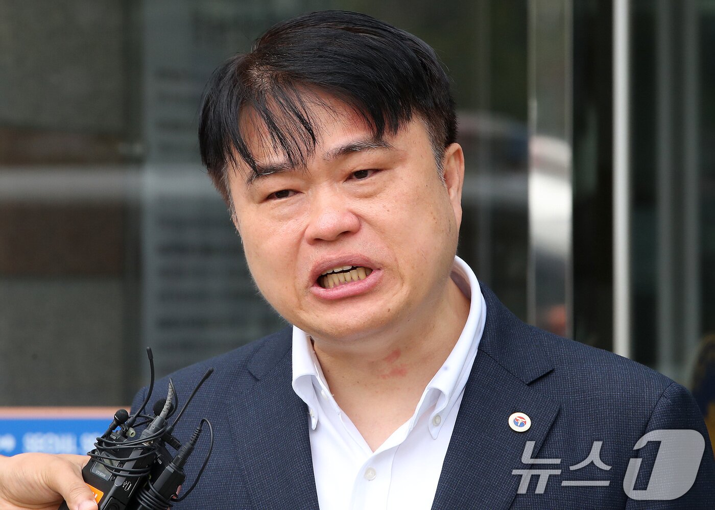 본문 이미지 - 임현택 대한의사협회 회장이 21일 서울 성북경찰서에서 의료계 집단행동에 동참하지 않은 의사·의대생의 신상 정보가 담긴 블랙리스트를 작성 혐의로 구속된 전공의 면회를 마치고 취재진의 질문에 답하고 있다. 2024.9.21/뉴스1 ⓒ News1 임세영 기자