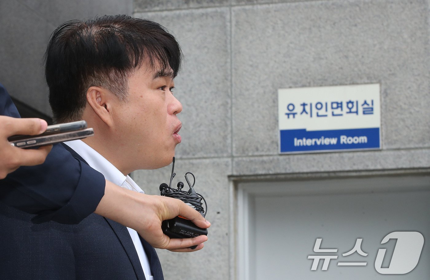 본문 이미지 - 임현택 대한의사협회 회장이 21일 서울 성북경찰서에서 의료계 집단행동에 동참하지 않은 의사·의대생의 신상 정보가 담긴 블랙리스트를 작성 혐의로 구속된 전공의 면회를 마치고 취재진의 질문에 답하고 있다. 2024.9.21/뉴스1 ⓒ News1 임세영 기자