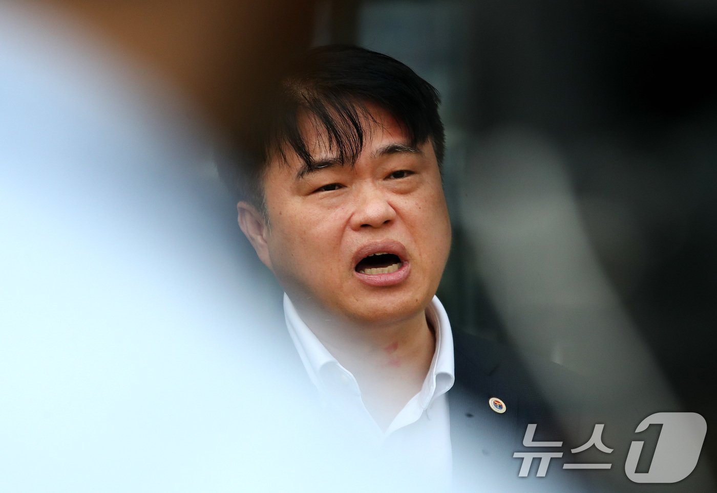 본문 이미지 - 임현택 대한의사협회 회장이 21일 서울 성북경찰서에서 의료계 집단행동에 동참하지 않은 의사·의대생의 신상 정보가 담긴 블랙리스트를 작성 혐의로 구속된 전공의 면회를 마치고 취재진의 질문에 답하고 있다. 2024.9.21/뉴스1 ⓒ News1 임세영 기자