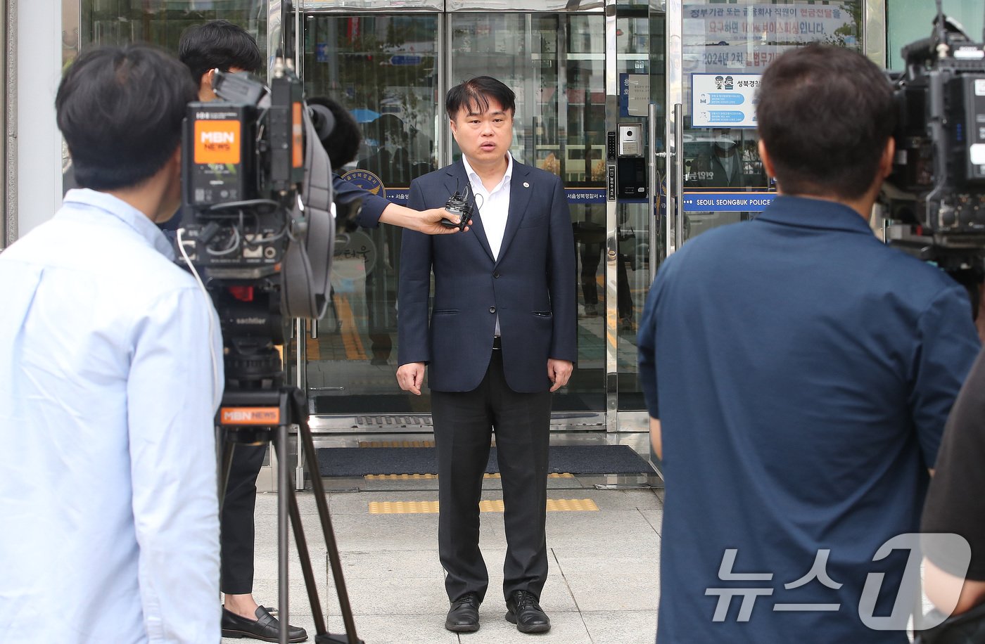 본문 이미지 - 임현택 대한의사협회 회장이 21일 서울 성북경찰서에서 의료계 집단행동에 동참하지 않은 의사·의대생의 신상 정보가 담긴 블랙리스트를 작성 혐의로 구속된 전공의 면회를 마치고 취재진의 질문에 답하고 있다. 2024.9.21/뉴스1 ⓒ News1 임세영 기자