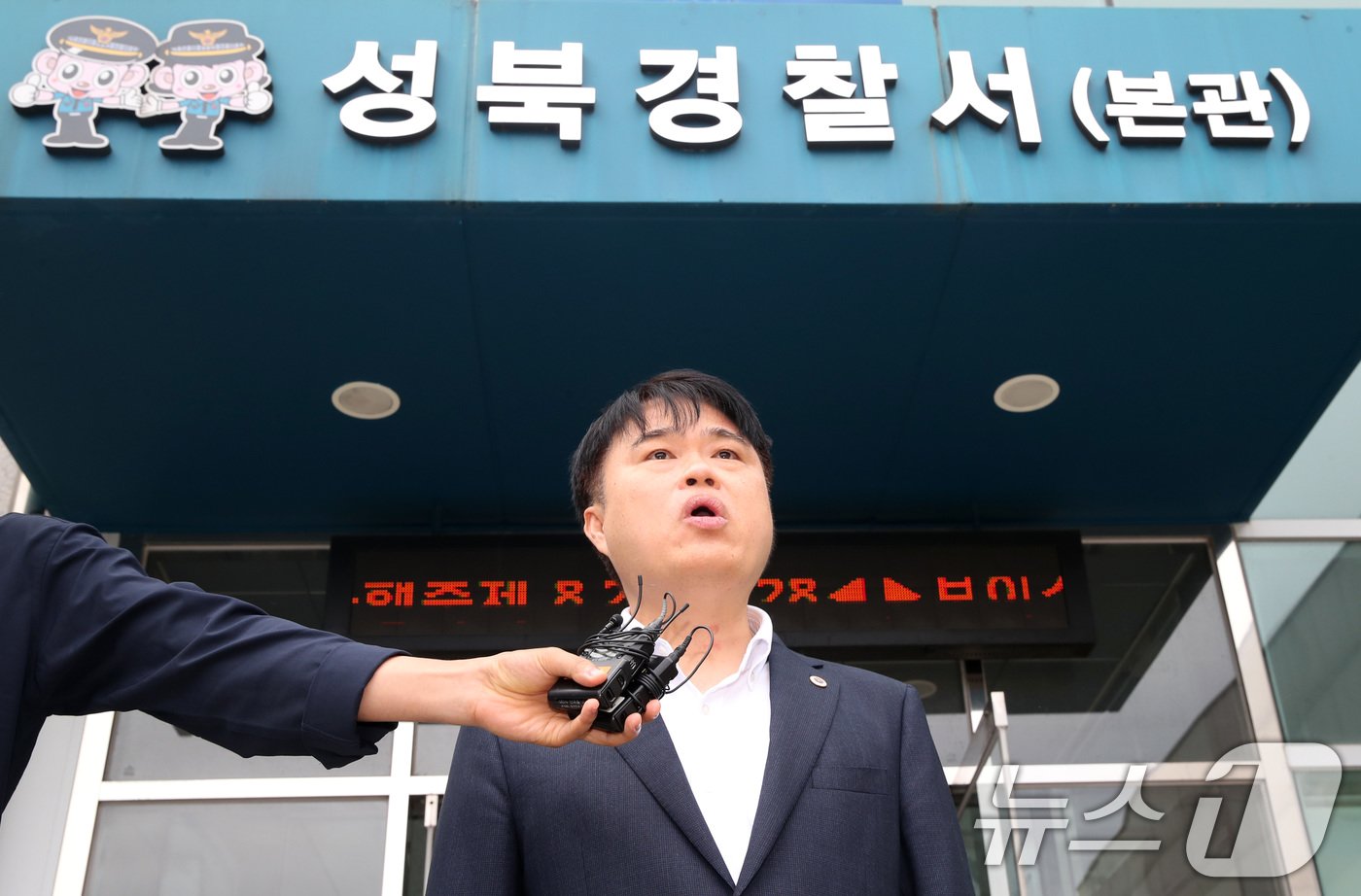 본문 이미지 - 임현택 대한의사협회 회장이 21일 서울 성북경찰서에서 의료계 집단행동에 동참하지 않은 의사·의대생의 신상 정보가 담긴 블랙리스트를 작성 혐의로 구속된 전공의 면회를 마치고 취재진의 질문에 답하고 있다. 2024.9.21/뉴스1 ⓒ News1 임세영 기자