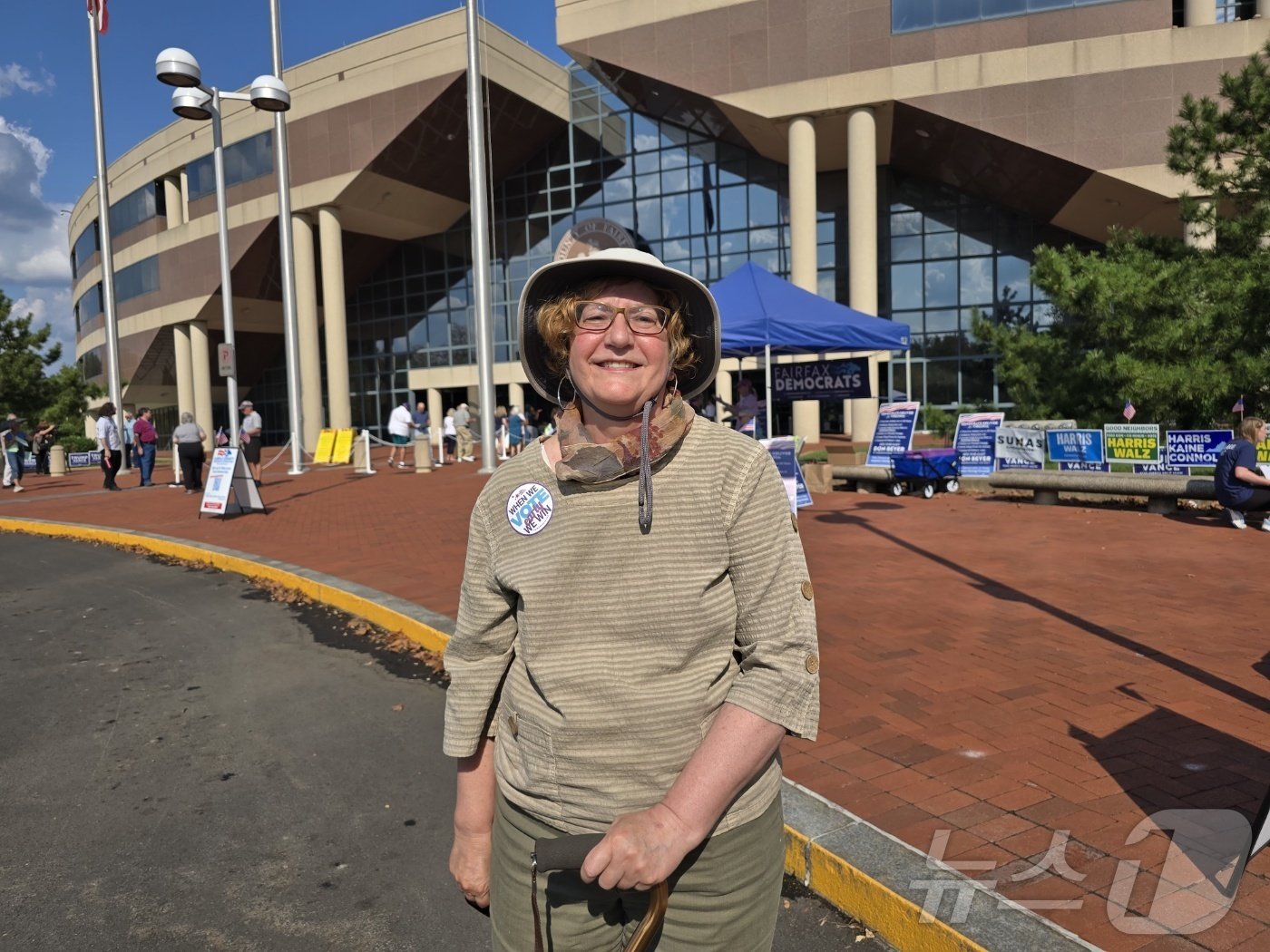 본문 이미지 - 20일(현지시간) 미국 버지니아주 패어팩스 카운티 행정센터 투표소에서 20424년 미국 대통령 선거 사전 투표를 마치고 나온 제인(가명) 씨가 민주당 후보 카멀라 해리스 부통령을 지지한다고 말하고 있다. 그녀는 자신이 총기 규제 활동가였던 고(故) 사라 브래디의 친구였다고 밝혔다.<사진 류정민 워싱턴 특파원>