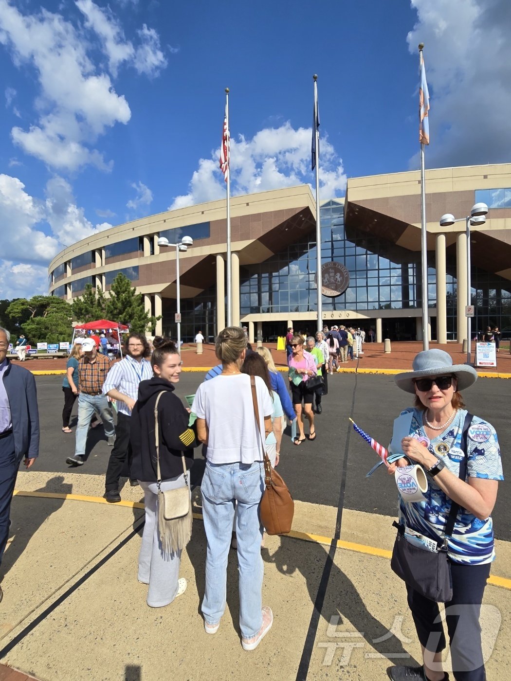 본문 이미지 - 20일(현지시간) 미국 워싱턴DC 인근 버지니아주 패어팩스 카운티 행정센터에 마련된 2024년 미국 대통령 선거 사전투표소를 찾은 미국 유권자들이 투표 차례를 기다리며 줄지어 서 있다. <사진 류정민 워싱턴 특파원>