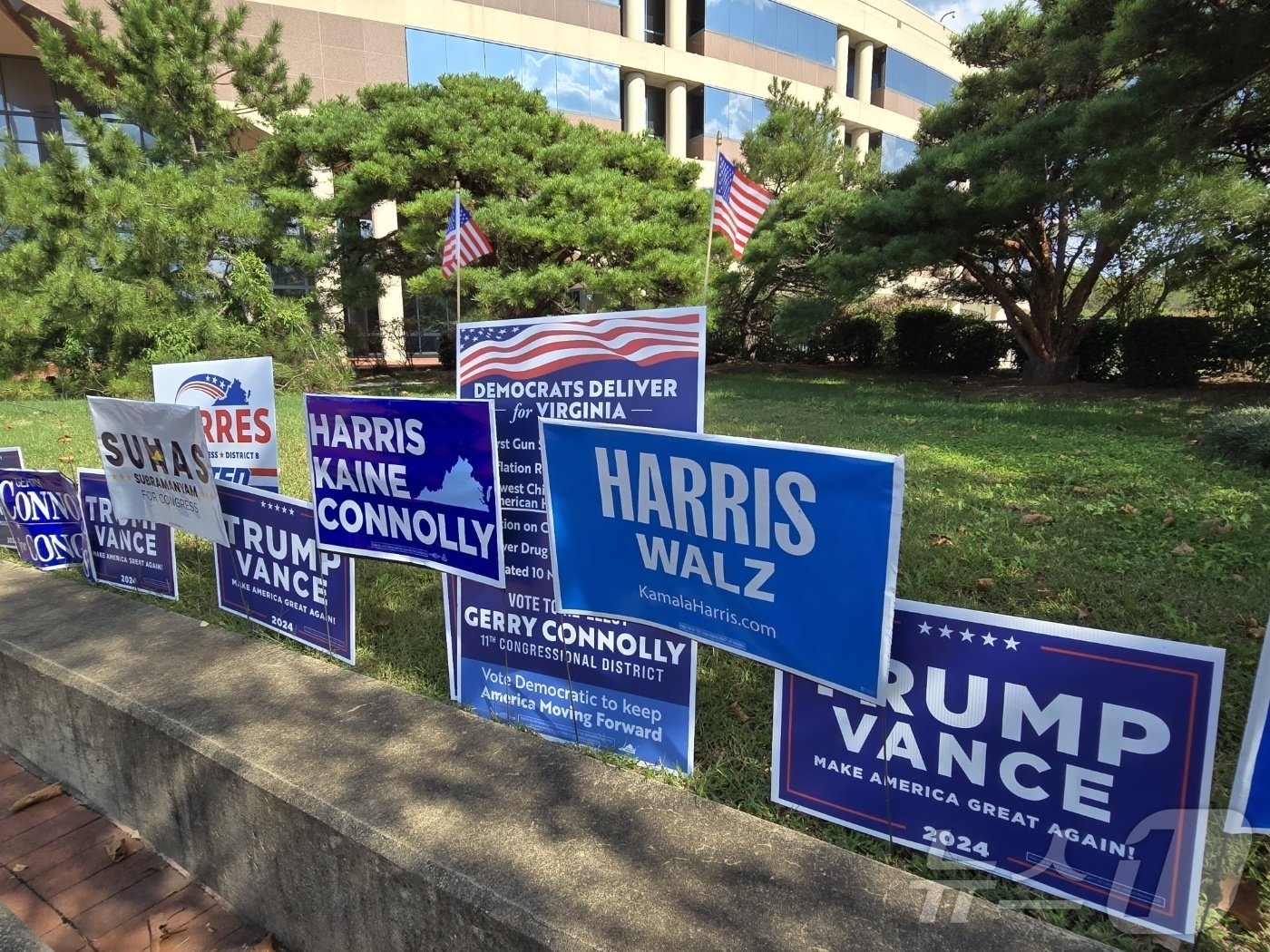 본문 이미지 - 20일(현지시간) 미국 수도 워싱턴DC 인근 패어팩스 카운티 행정센터에 마련된 2024년 미국 대통령 선거 사전 투표소 주변에 공화당 후보 도널드 트럼프 전 대통령과 민주당 후보 카멀라 해리스 부통령 지지를 호소하는 피켓이 엇갈려 걸려 있다.<사진 류정민 워싱턴특파원>