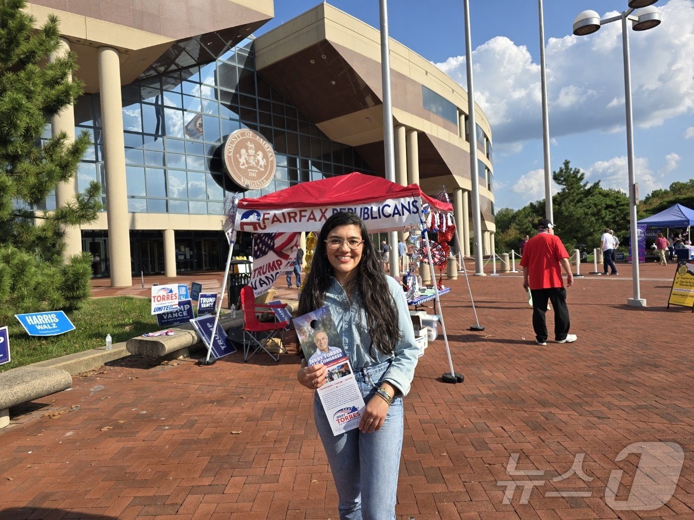 본문 이미지 - 20일(현지시간) 미국 수도 워싱턴DC 인근 버지니아주 패어팩스 카운티 행정센터에 마련된 사전 투표소에서 만난 발레리(32) 씨. 자신을 콜롬비아 출신 이민자라고 밝힌 발레리 씨는 불법 이민 문제에 도널드 트럼프 전 대통령이 보다 잘 대처할 것 같다며 트럼프를 지지한다고 밝혔다.<사진 류정민 워싱턴 특파원>