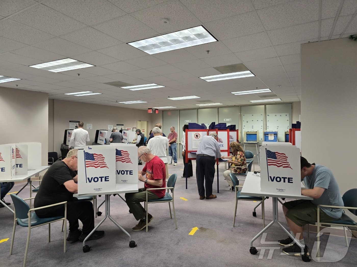 본문 이미지 - 20일(현지시간) 미국 수도 워싱턴DC 인근 패어팩스 카운티 행정센터에 마련된 2024년 미 대통령 선거 사전 투표소에서 유권자들이 투표에 참여하고 있다.<사진 류정민 워싱턴 특파원>