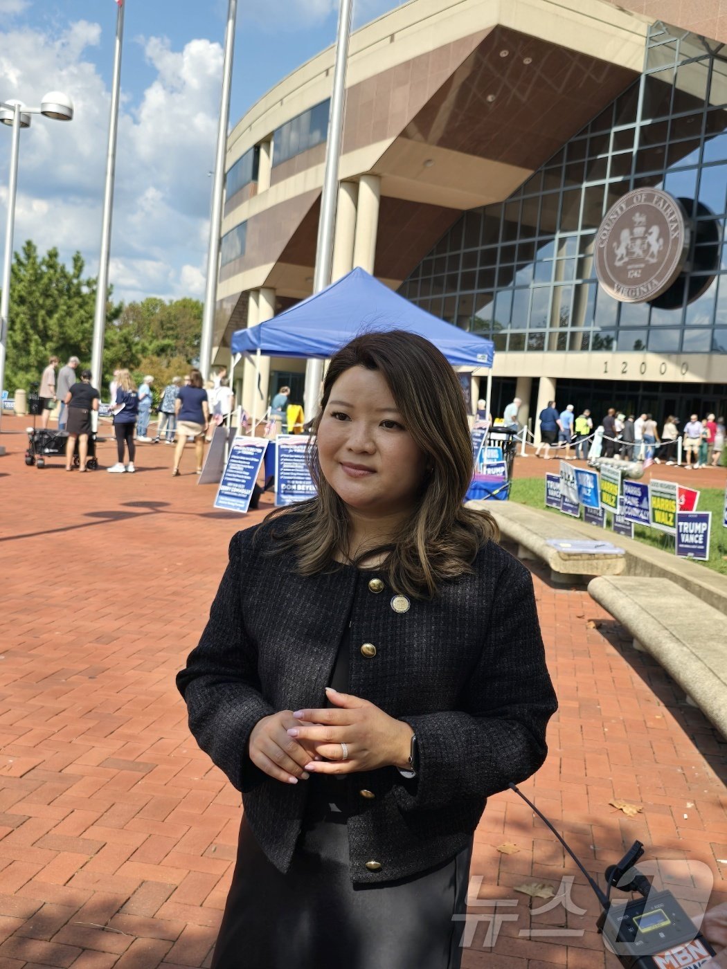 본문 이미지 - 20일(현지시간) 미국 수도 워싱턴DC 인근 버지니아주 패어팩스 카운티 행정센터에 마련된 2024년 미국 대통령 선거 사전 투표소에서 만난 한국계 버지니아주 하원 의원 아이린 신(32) 씨. 그녀는 "투표율이 높으면 민주당이 유리하다"며 사전 투표에 대한 기대감을 드러냈다. <사진 류정민 워싱턴 특파원>