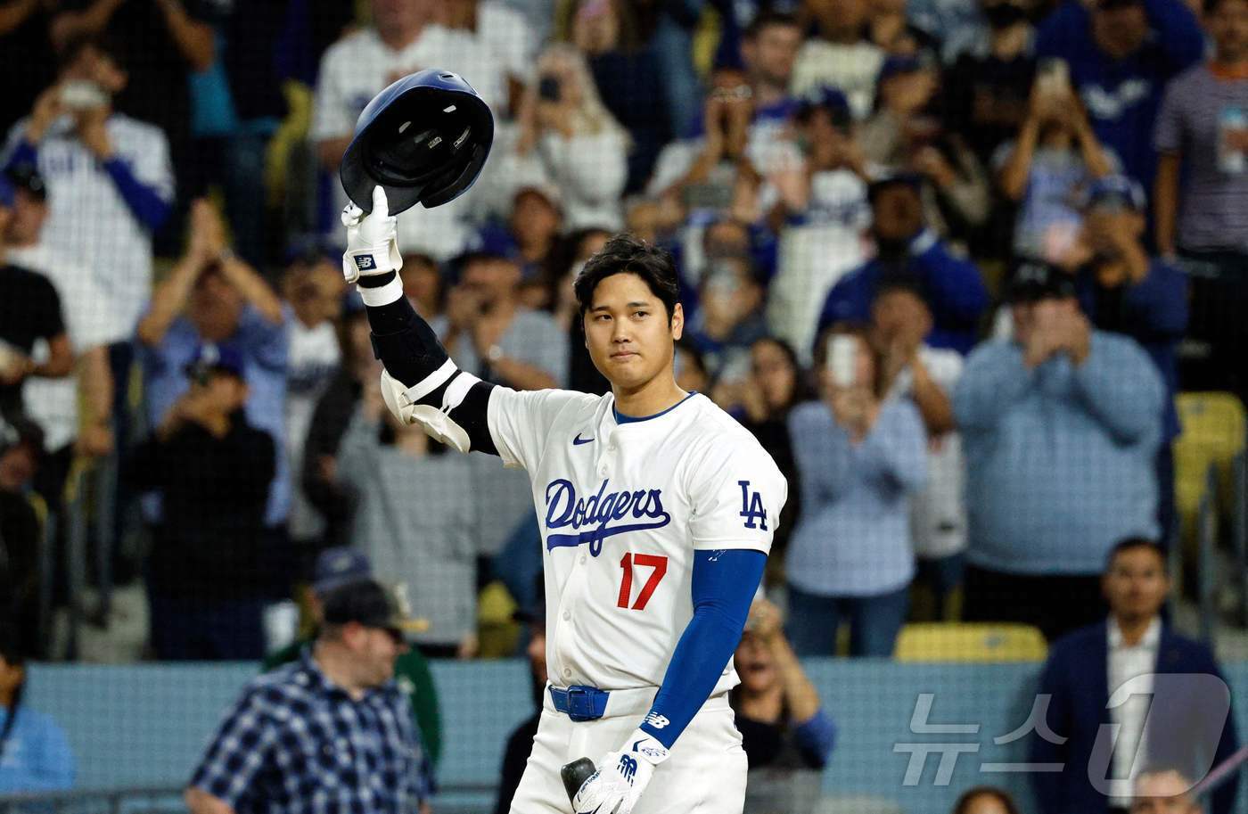 본문 이미지 - 오타니 쇼헤이(LA 다저스)가 21일(한국시간) 열린 콜로라도 로키스전에서 홈팬들의 기립박수에 화답하고 있다. ⓒ AFP=뉴스1