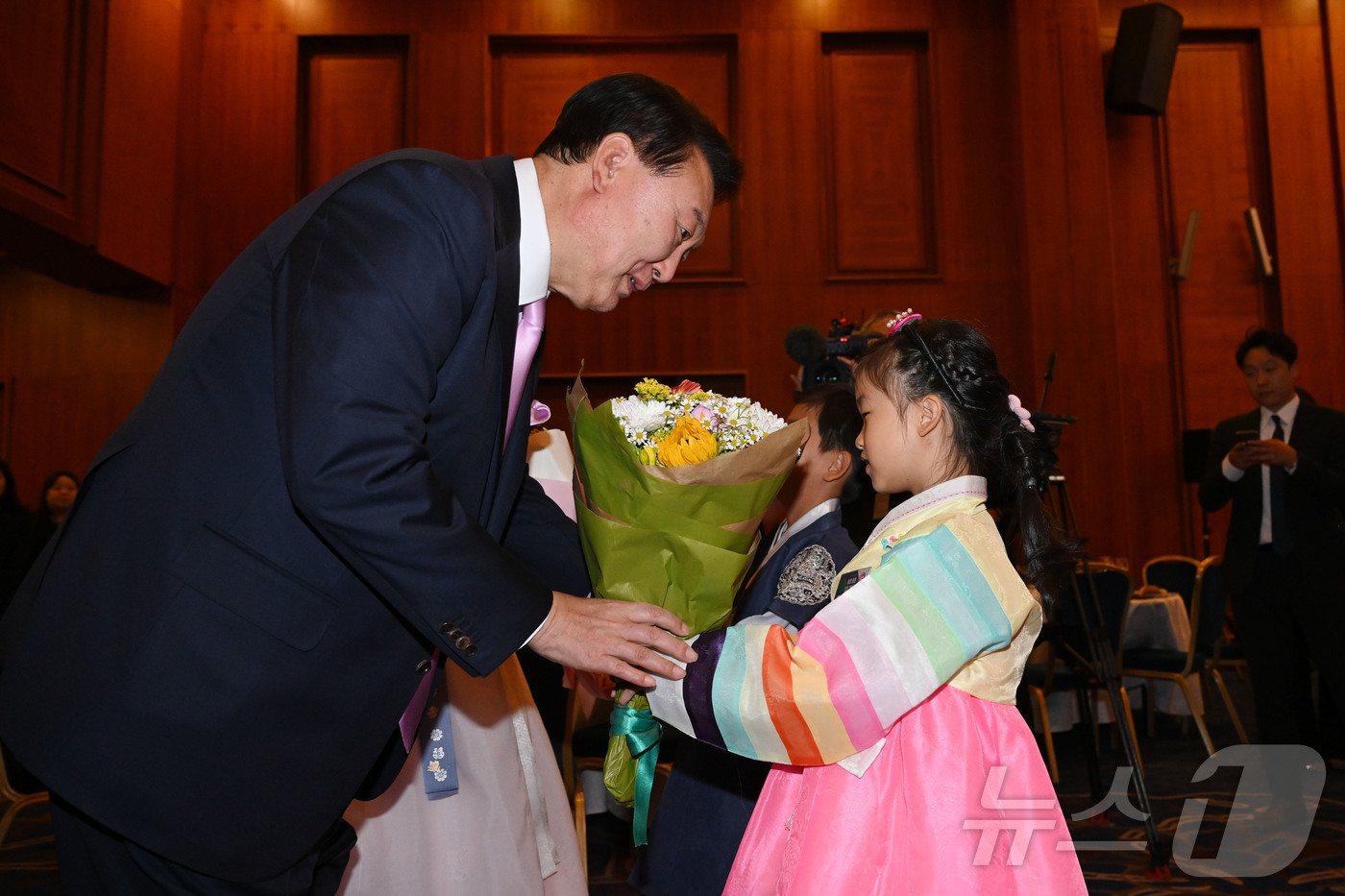 (서울=뉴스1) 송원영 기자 = 윤석열 대통령이 20일(현지시간) 프라하 시내 한 호텔에서 열린 체코 동포 만찬 간담회에서 화동으로부터 꽃다발을 받고 있다. (대통령실 제공) 20 …