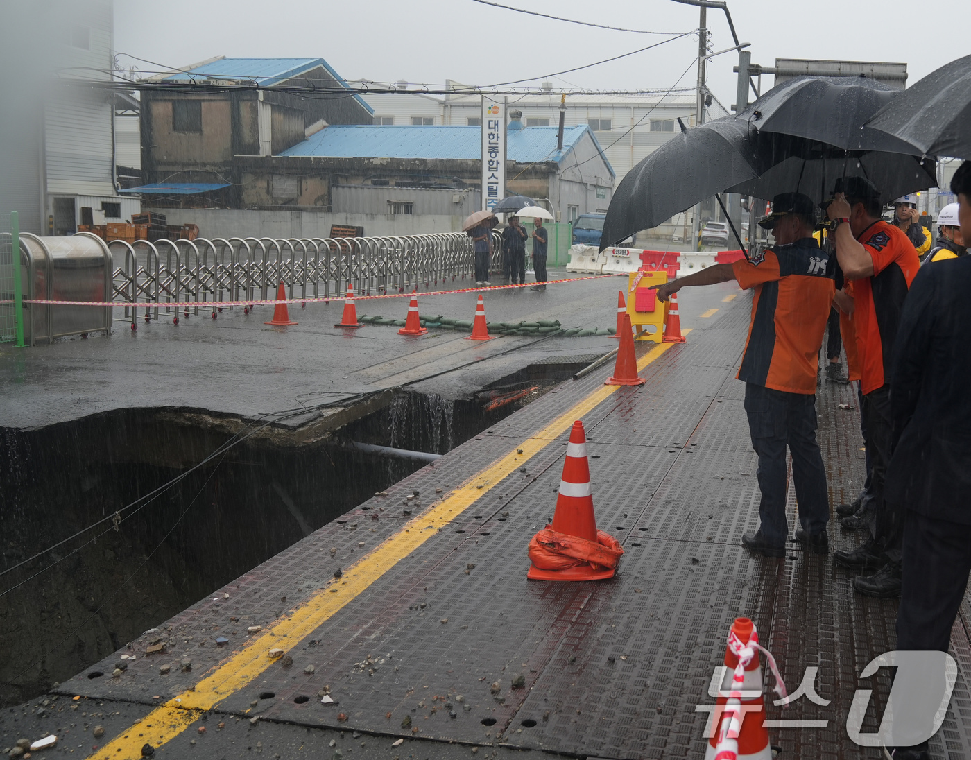 (부산=뉴스1) = 김조일 부산소방재난본부장이 21일 부산 사상구에서 발생한 대형 땅꺼짐 발생현장을 점검하고 있다. (부산소방재난본부 제공) 2024.9.21/뉴스1