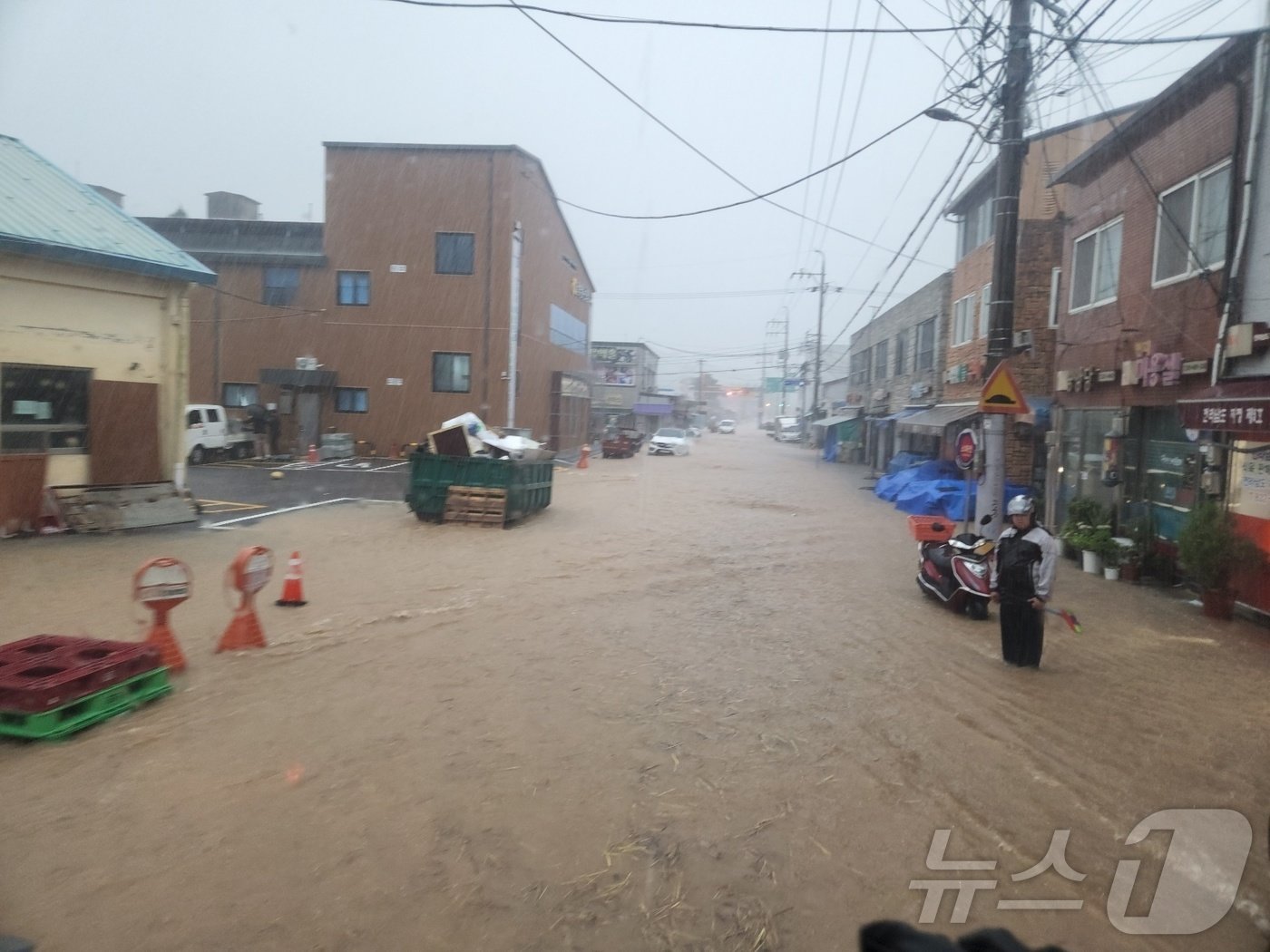 21일 오후 3시 15분쯤 전남 고흥군 과역면 한 도로가 침수돼 있다.&#40;전남소방본부 제공&#41;2024.9.21/뉴스1 ⓒ News1 김동수 기자