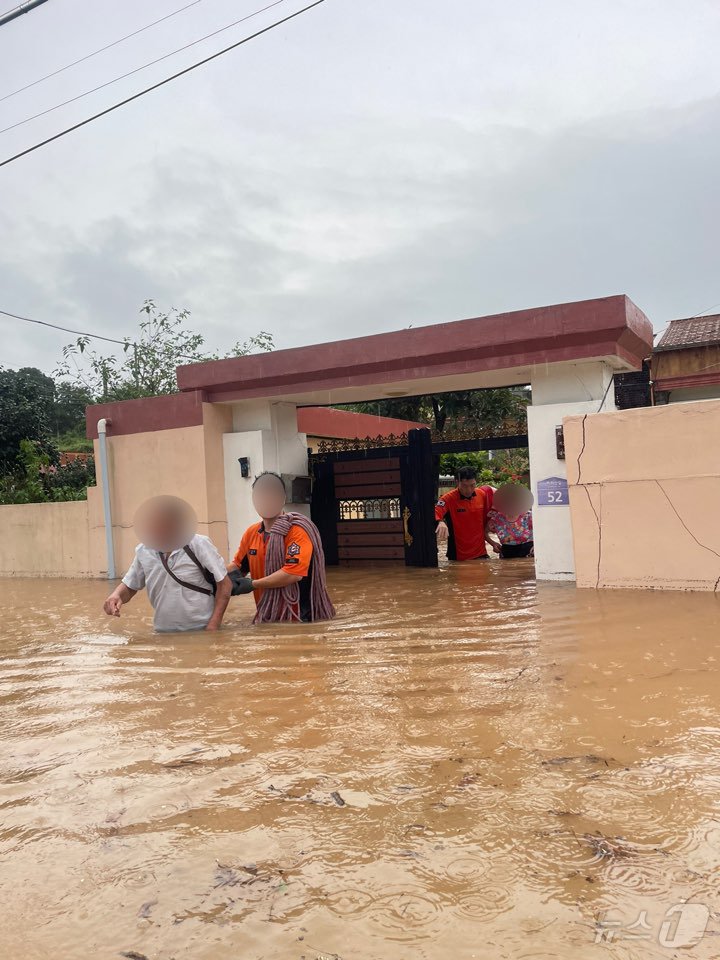 본문 이미지 - 21일 오후 5시 16분쯤 전남 해남군 문내면의 주택가가 침수돼 소방 관계자들이 주민을 구조하고 있다.(전남소방본부 제공)2024.9.21/뉴스1 ⓒ News1 김동수 기자