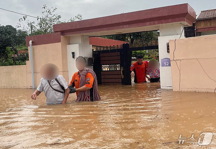 본문 이미지 - 21일 오후 5시 16분쯤 전남 해남군 문내면의 주택가가 침수돼 소방 관계자들이 주민을 구조하고 있다.(전남소방본부 제공)2024.9.21/뉴스1