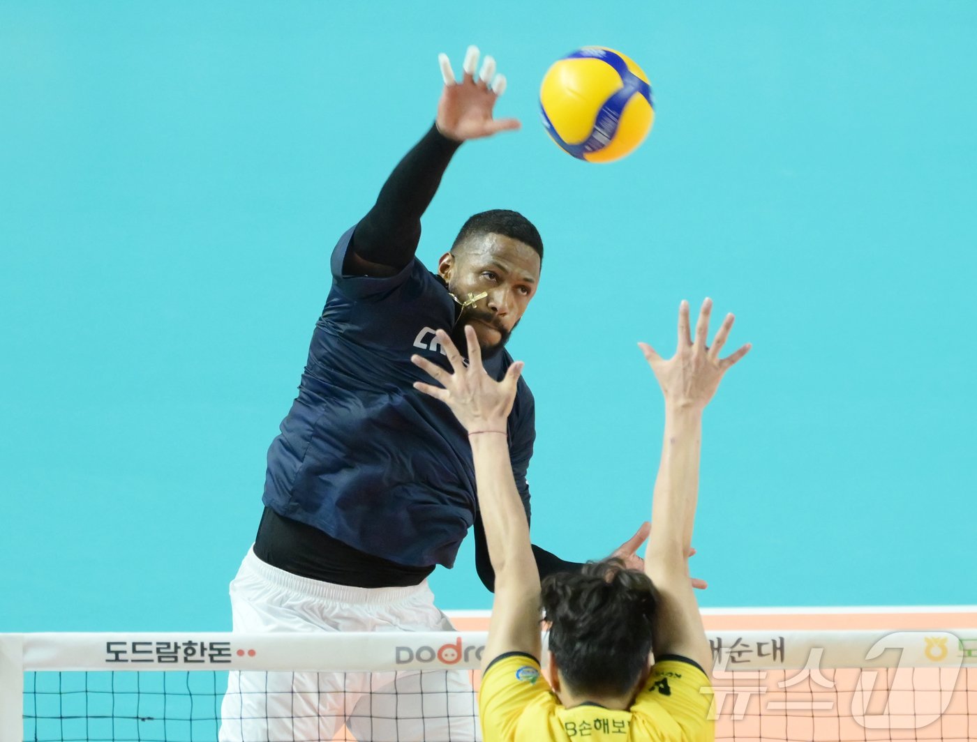 본문 이미지 - 대한항공 요스바니 에르난데스가 21일 열린 코보컵 조별리그 B조 KB손해보험과의 경기에서 공격하고 있다. (KOVO 제공)