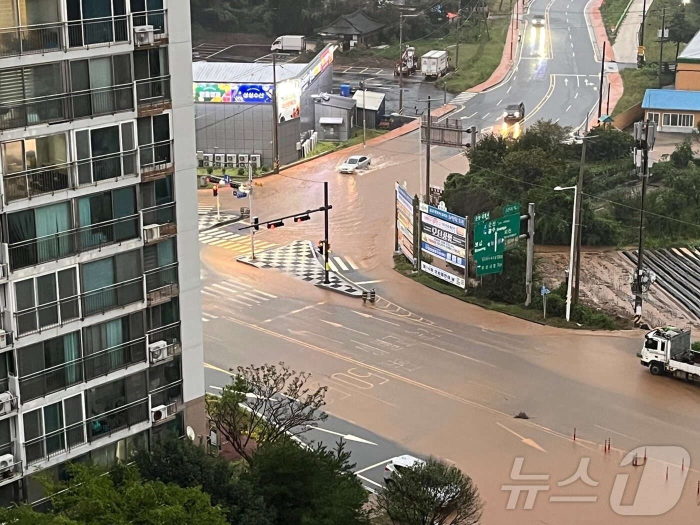 본문 이미지 - 21일 오후 전남 보성군 보성여중 인근 주택가가 갑자기 쏟아지는 폭우로 물바다가 돼 있다.&#40;독자제공&#41; 2024.9.21/뉴스1 ⓒ News1 황덕현 기후환경전문기자