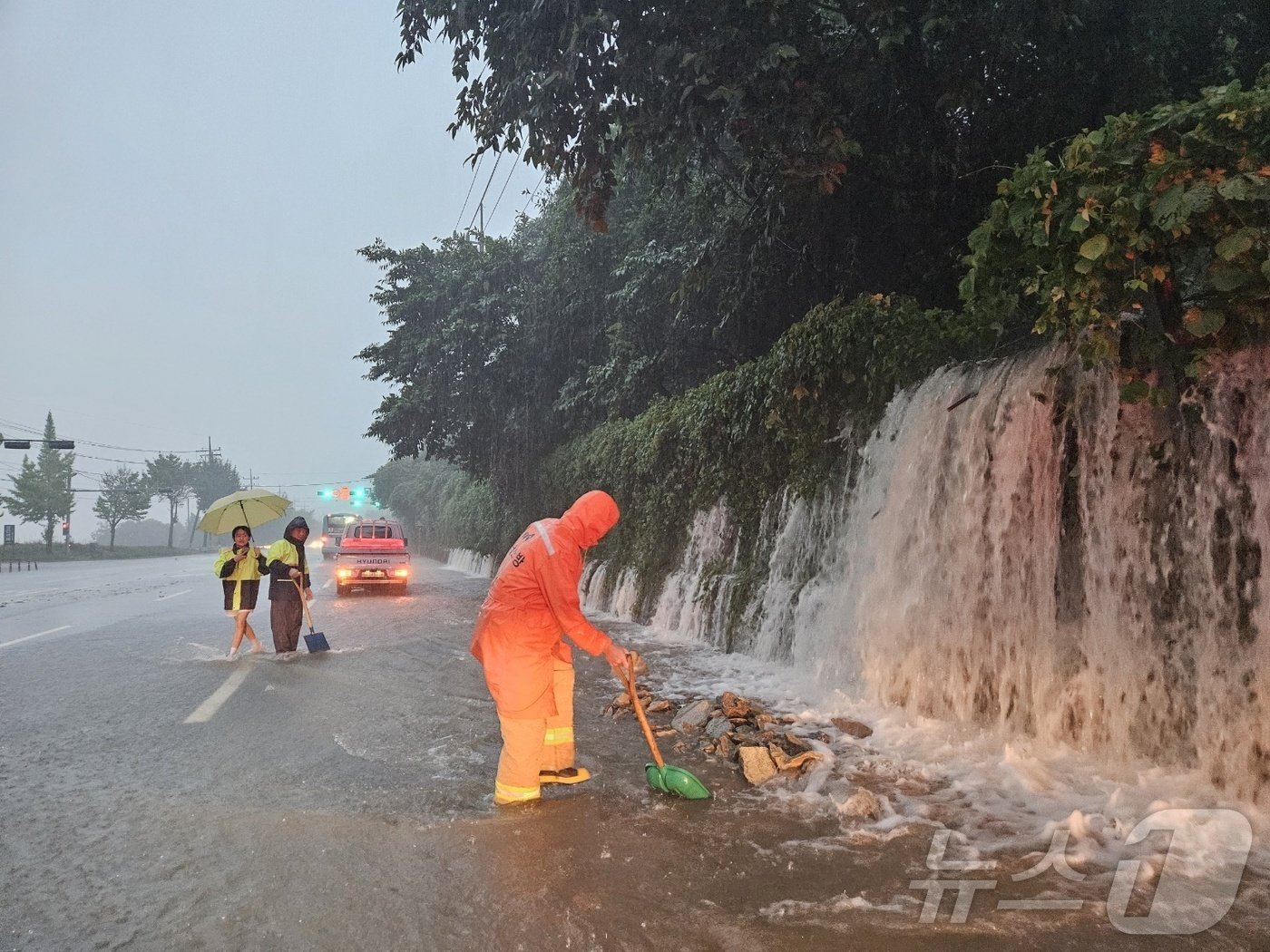 본문 이미지 - 21일 오후 4시 55분쯤 전남 여수에서 순천을 잇는 도로에서 낙석이 발생해 소방당국이 안전조치를 하고 있다.(전남소방본부 제공)2024.9.21/뉴스1 ⓒ News1 김동수 기자