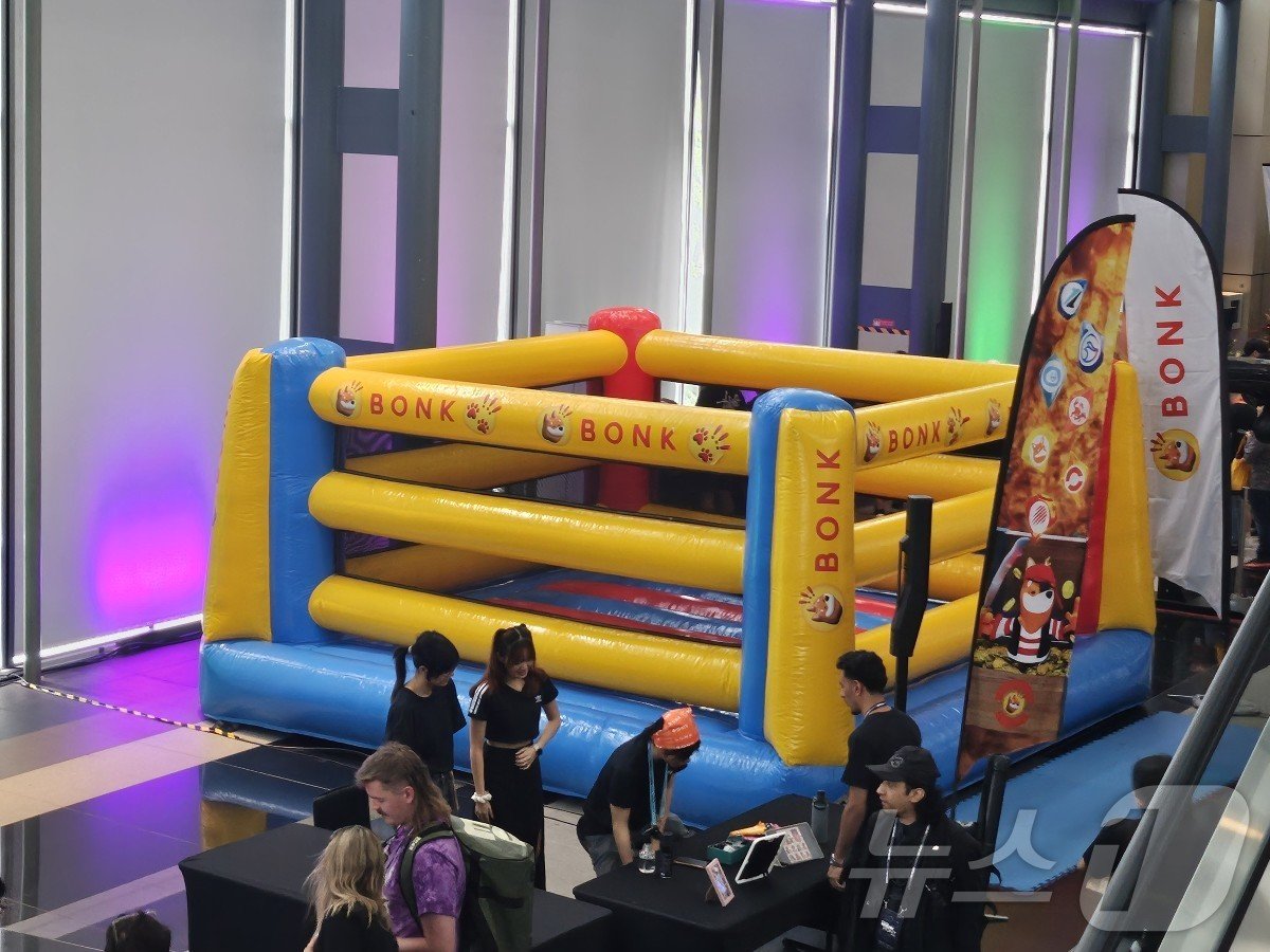 본문 이미지 - 21일 싱가포르 선텍 컨벤션 센터에서 열린 '브레이크포인트 2024' 내 봉크 부스 현장.