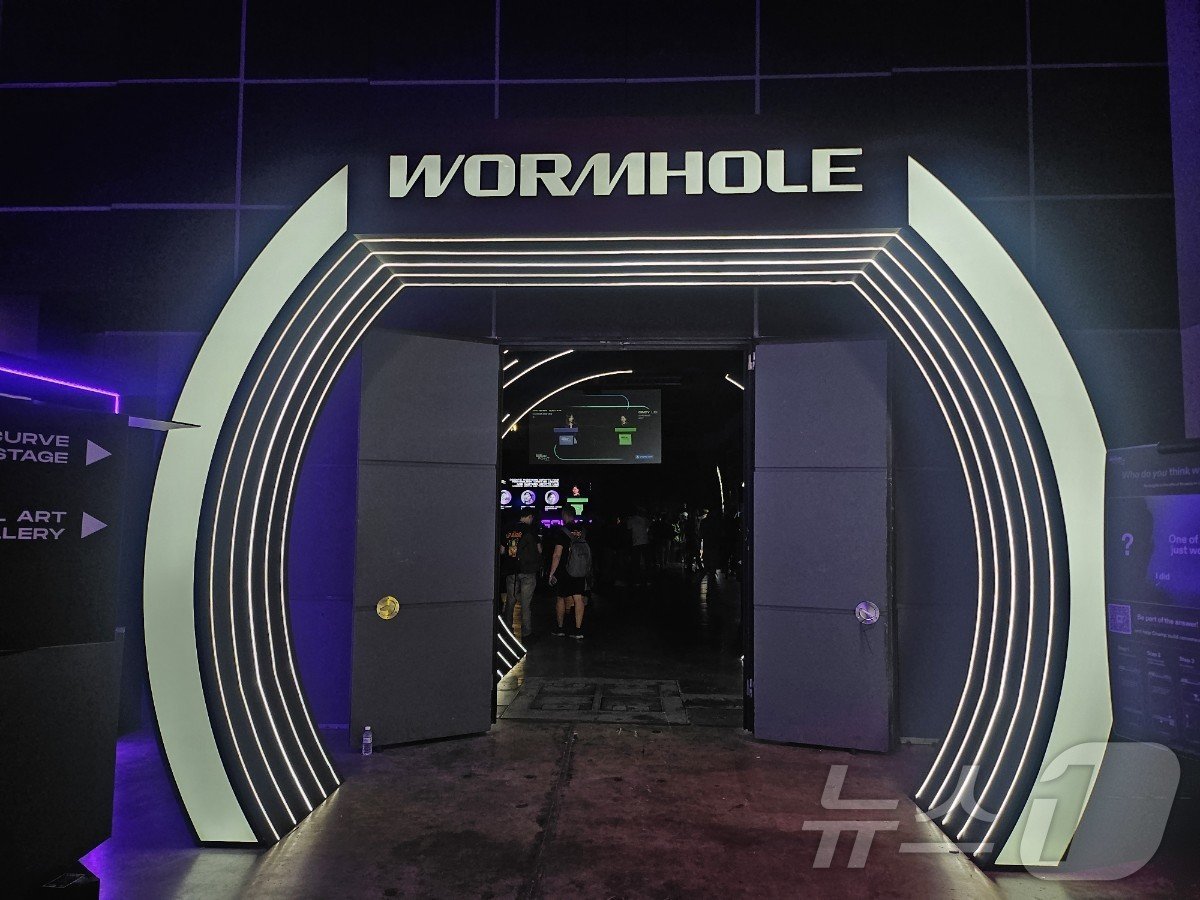 본문 이미지 - 21일 싱가포르 선텍 컨벤션 센터에서 열린 '브레이크포인트 2024' 현장. 솔라나 기반 브릿지 솔루션 '웜홀'을 상징하는 구조물로 공간을 분리했다.