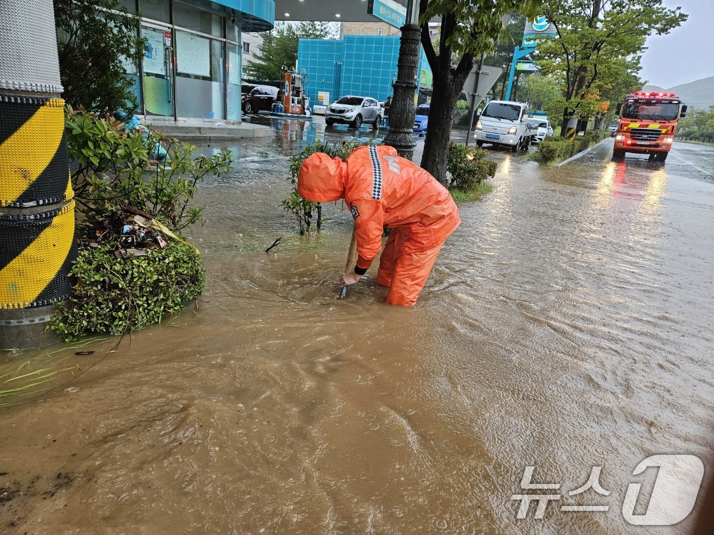 본문 이미지 - 21일 오전 경남 김해시 관동동에서 집중호우로 인해 도로가 침수되어 출동한 소방대원이 배수작업을 하고 있다. (소방청 제공) 2024.9.21/뉴스1